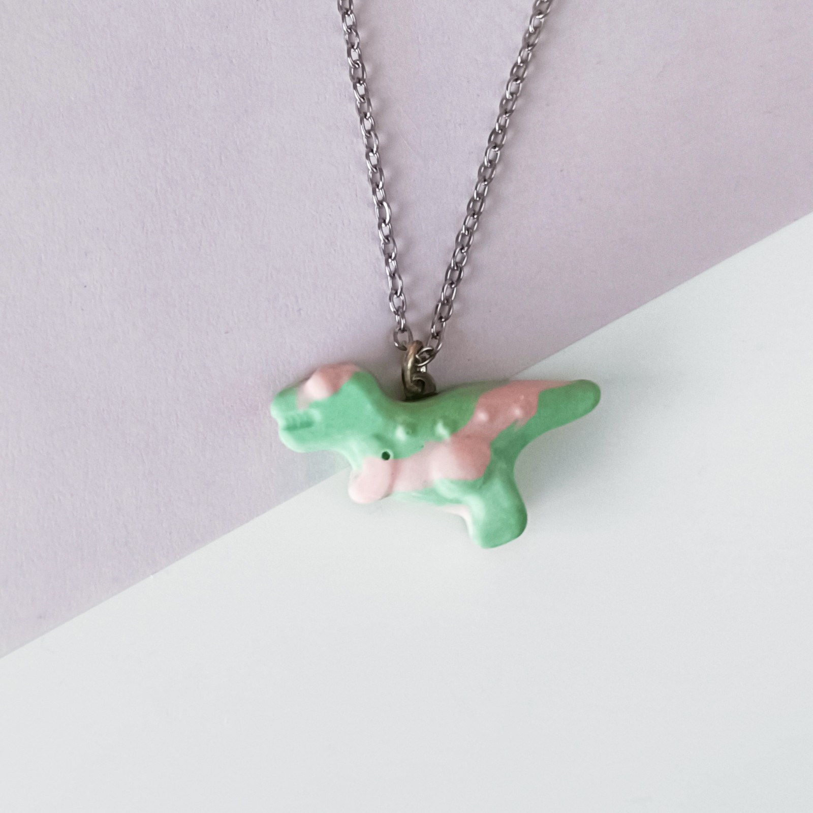 Ketting met roze en groene t-rex hanger - 104299 Ketting met roze en groene t-rex hanger