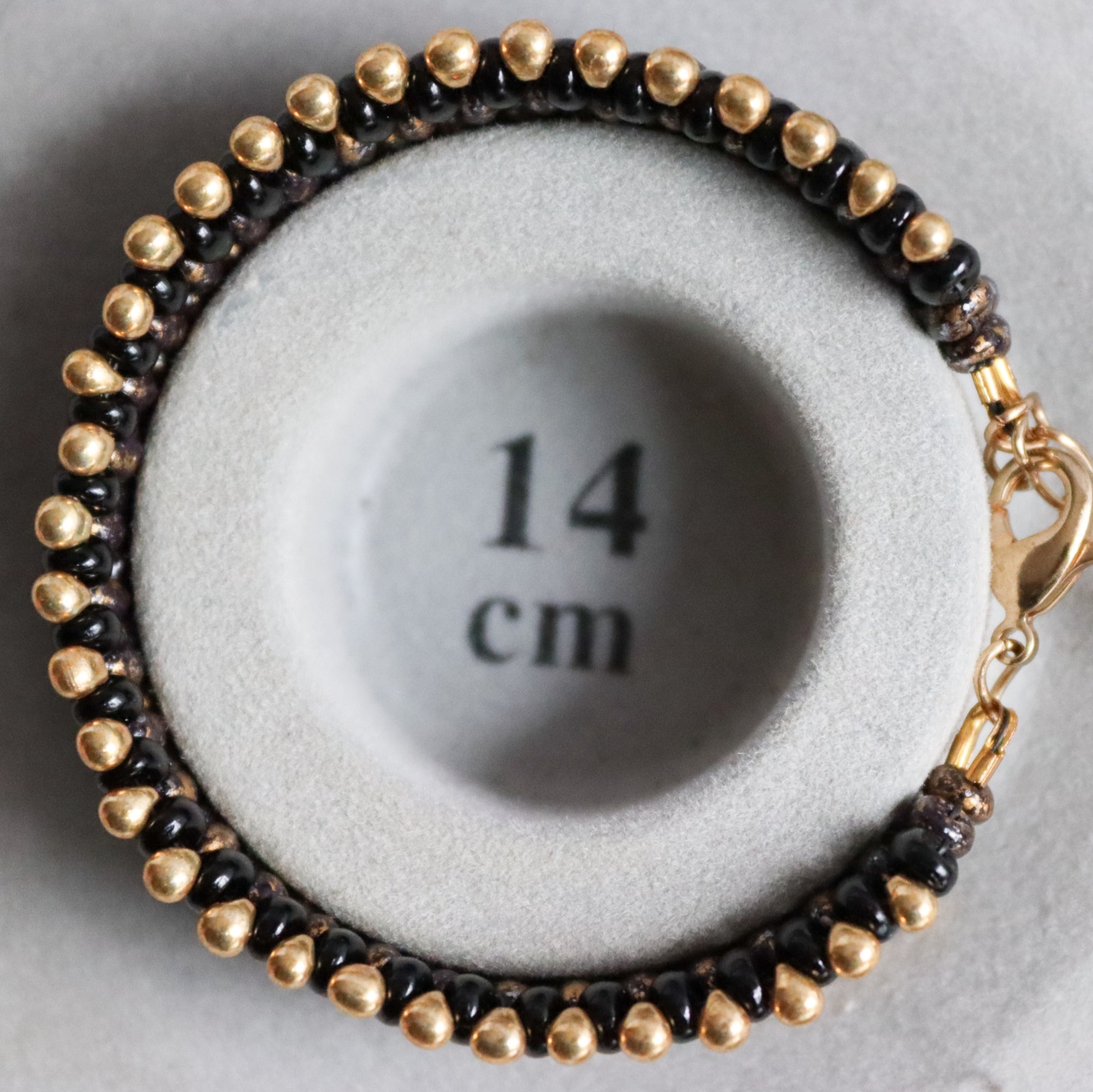 Chic & Sensueel, slangenpatroon armband in zwart en goud