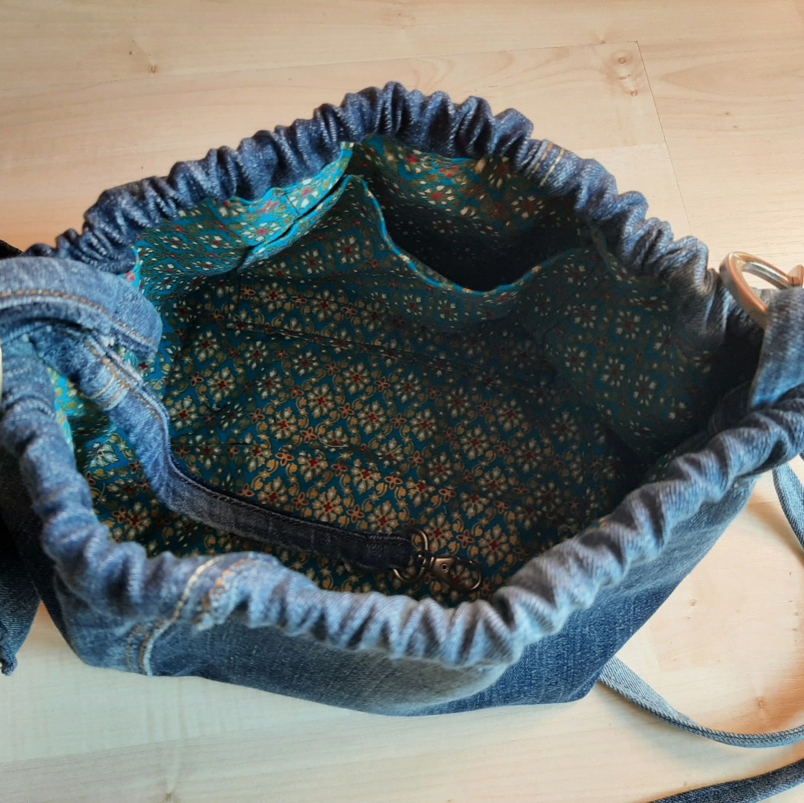 Denim schoudertas, homemade van hergebruikte Jeans, inclusief geborduurde tashanger.