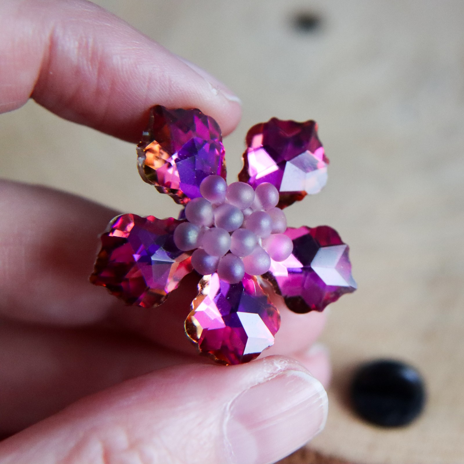 Fluweel & Fonkel, handgemaakte kristallen bloem broche