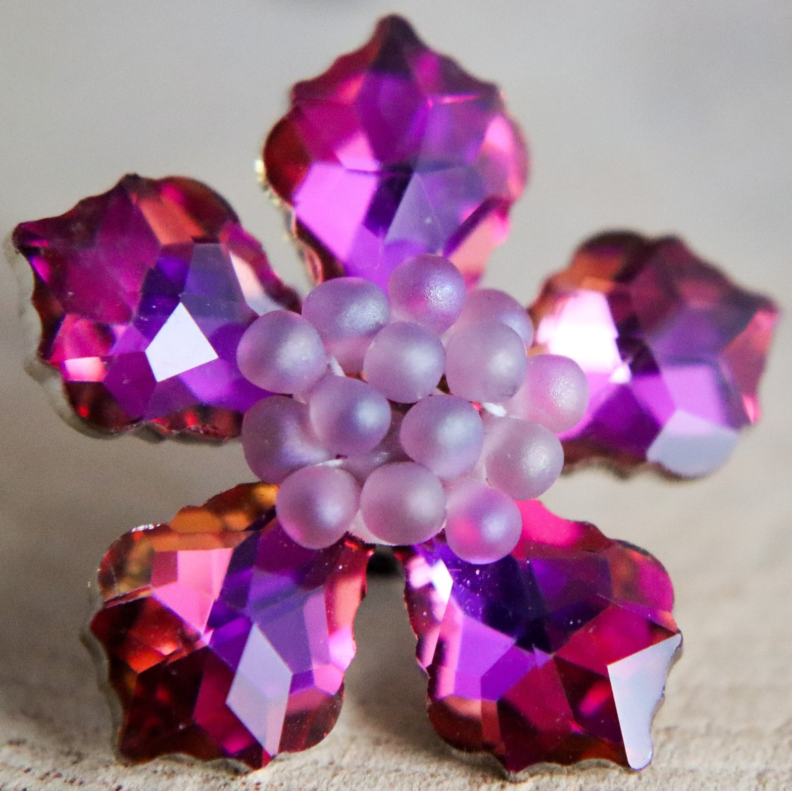 Fluweel & Fonkel, handgemaakte kristallen bloem broche