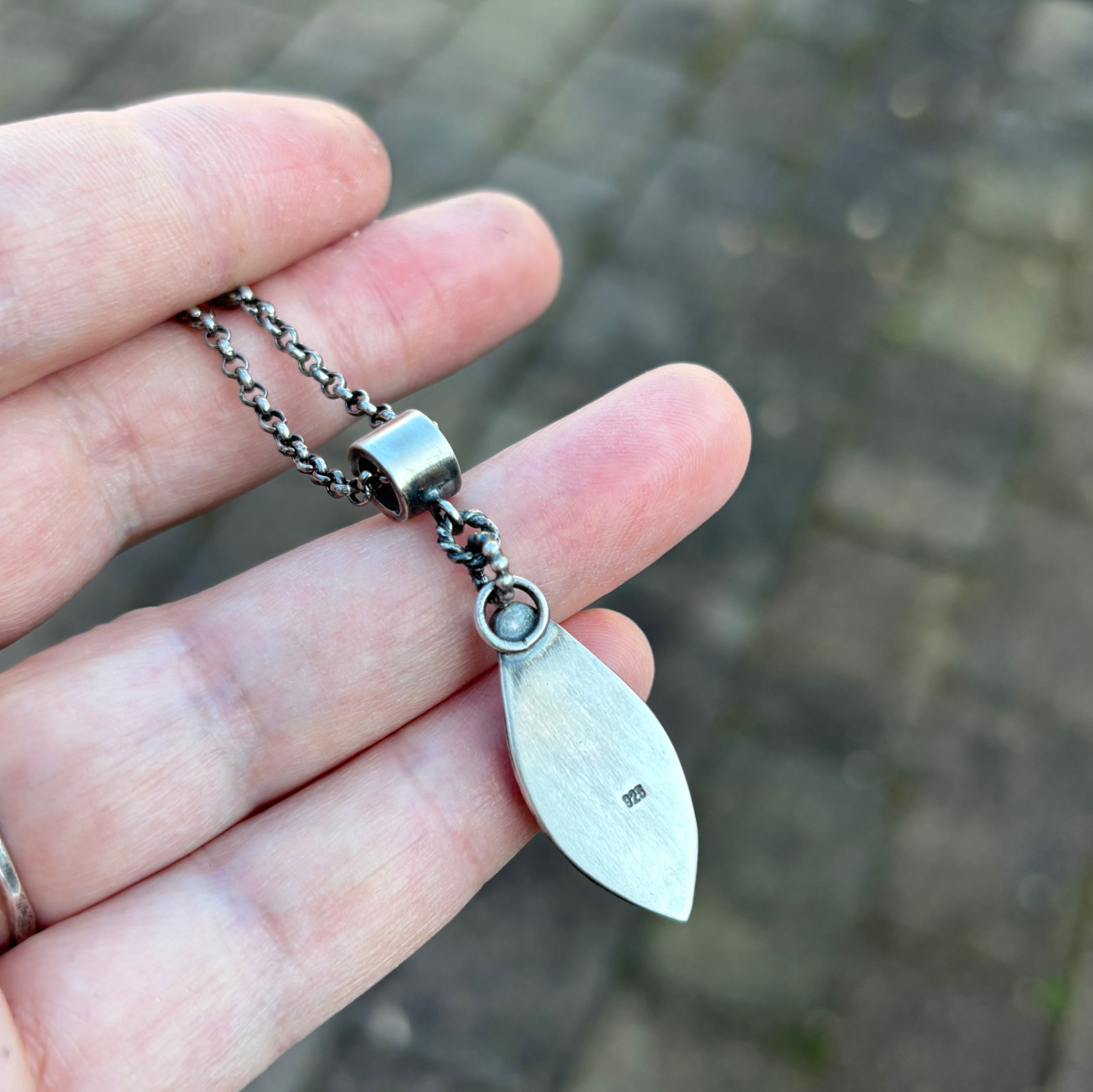 Handgemaakte zilveren hanger met agaat en amethist – unieke blauw/paarse edelsteen hanger