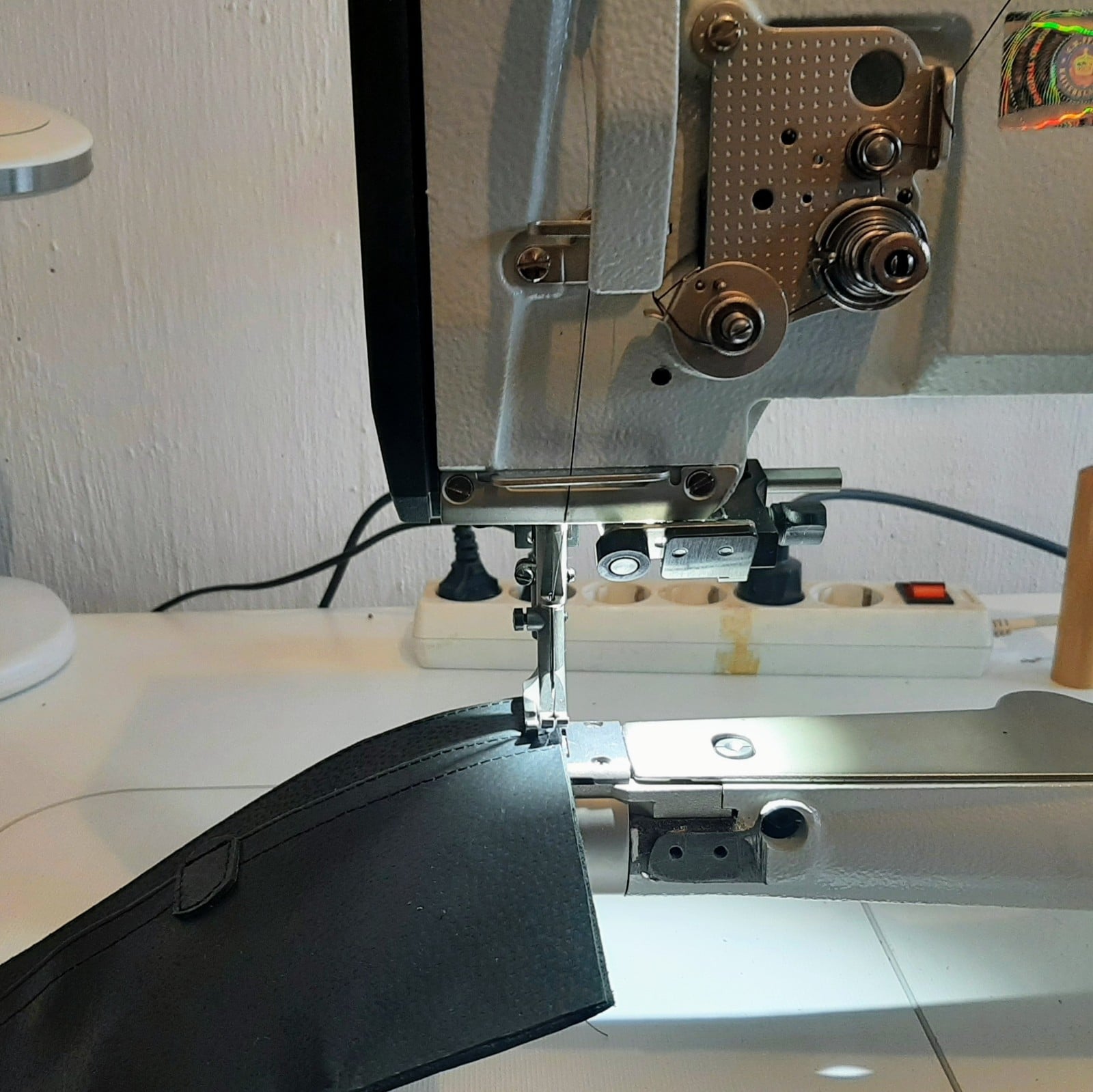 Handtas handgemaakt van een restant zwart lakleer met binnenvak en zilveren schouderband