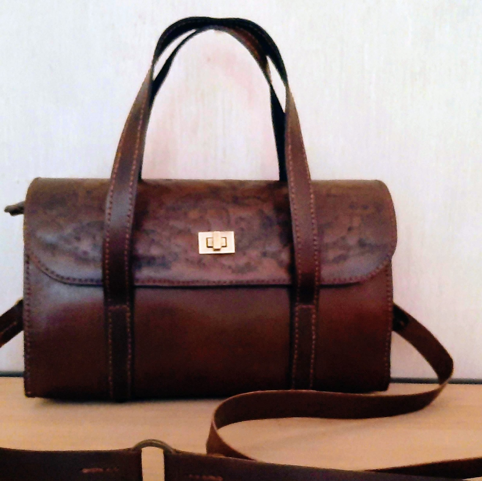 Handtas vintage look, uniek handwerk, geheel met de hand genaaid, stevig juchtleder.