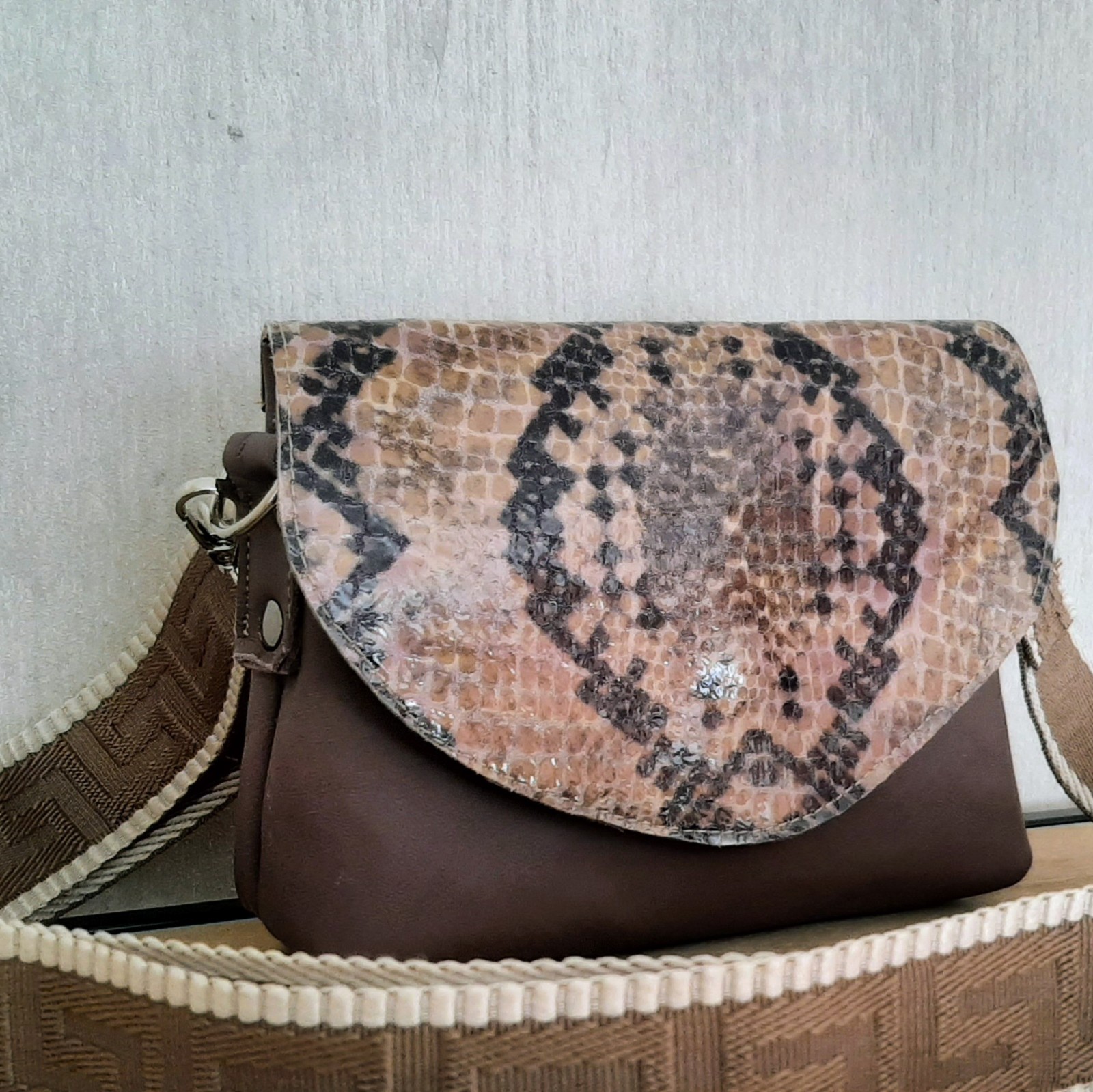 leren schouder, crossbodytasje, handgemaakt van 2e kansleer, met binnenvak en klep.