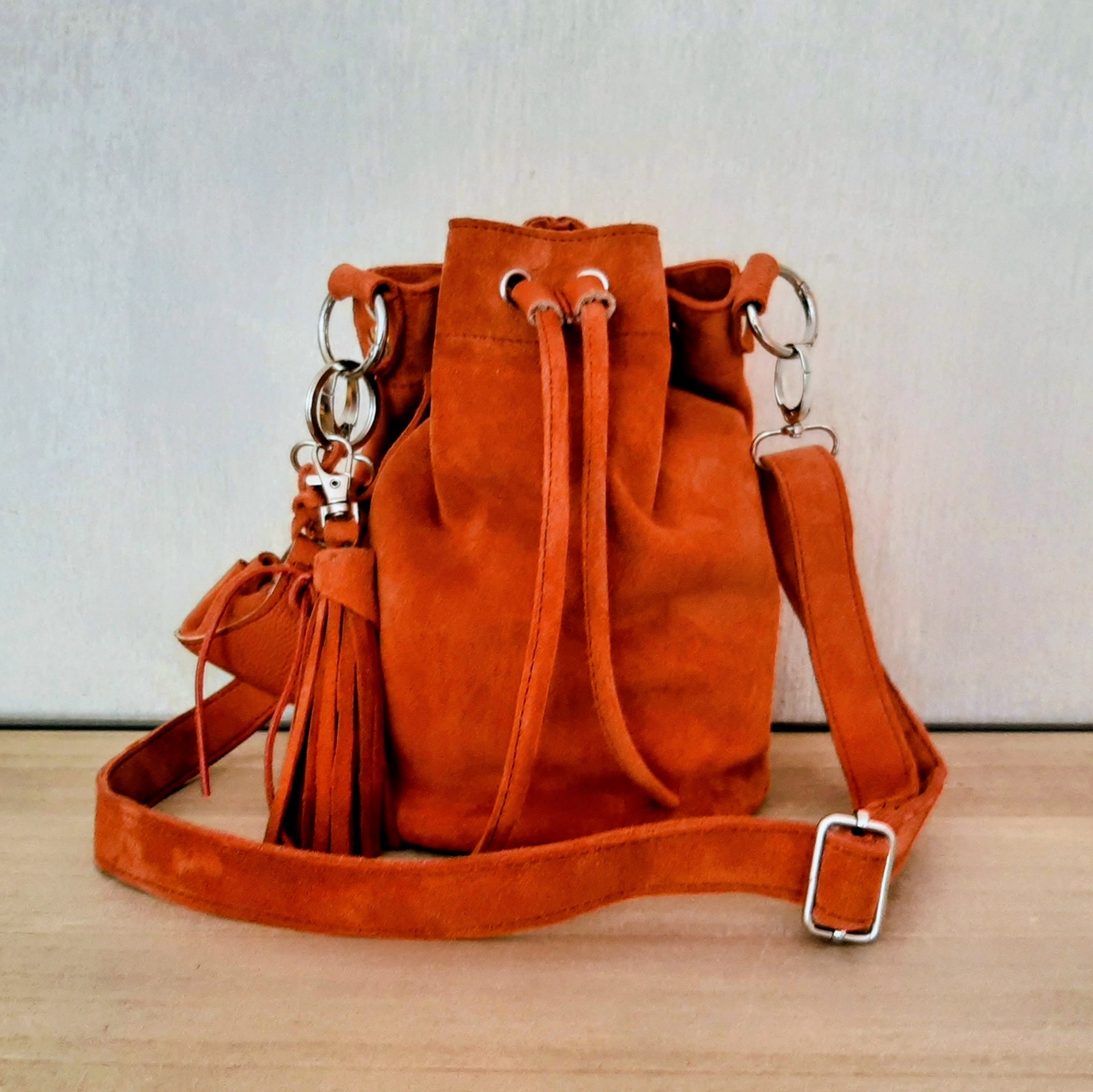 Suede Bucketbag, uniek, inclusief een bijpassende sleutelhanger met m… - 121333 Suede Bucketbag, uniek, inclusief een bijpassende sleutelhanger met minitasje en flos.