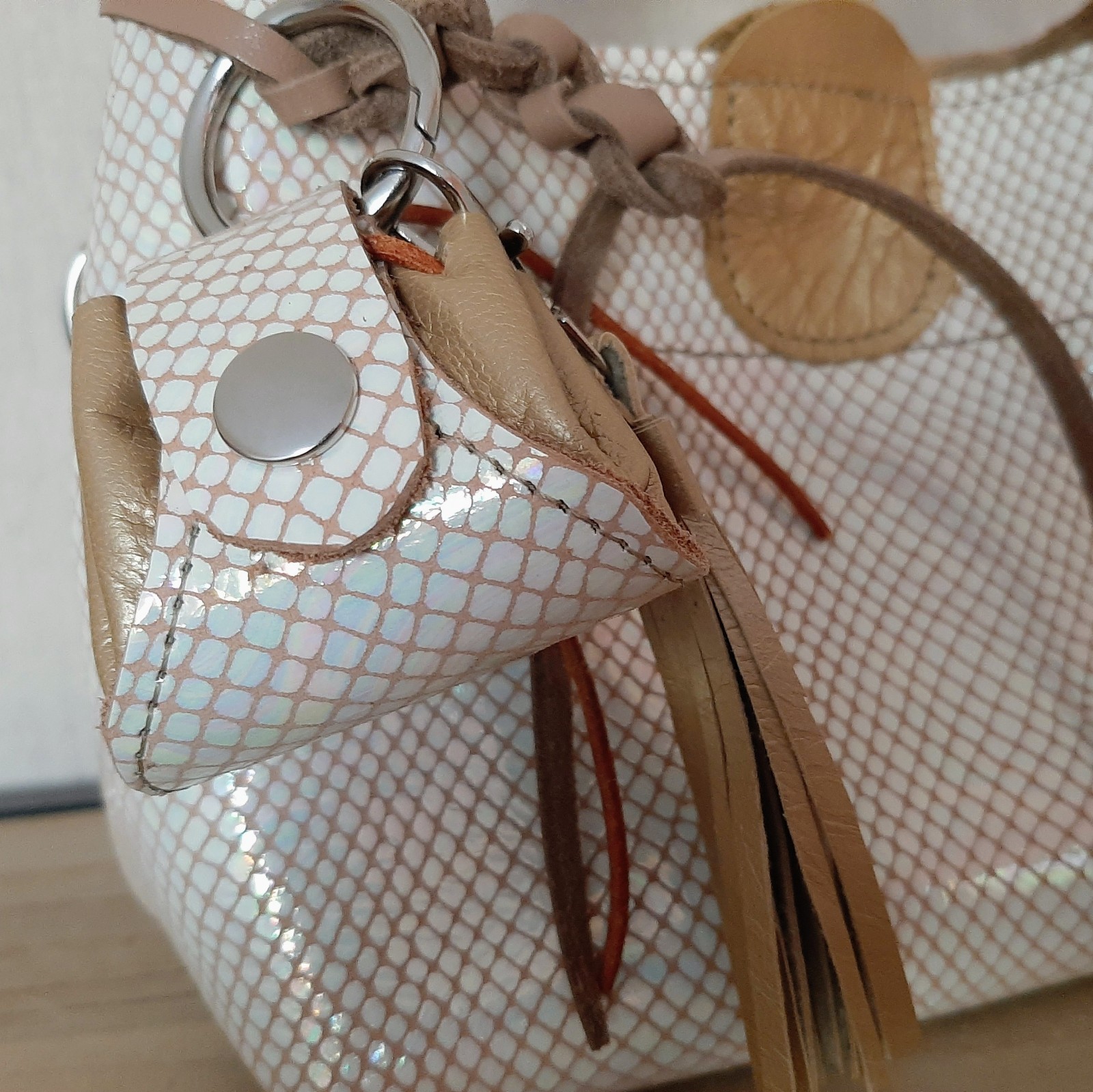 Leren handtas met bijpassende Bag charm