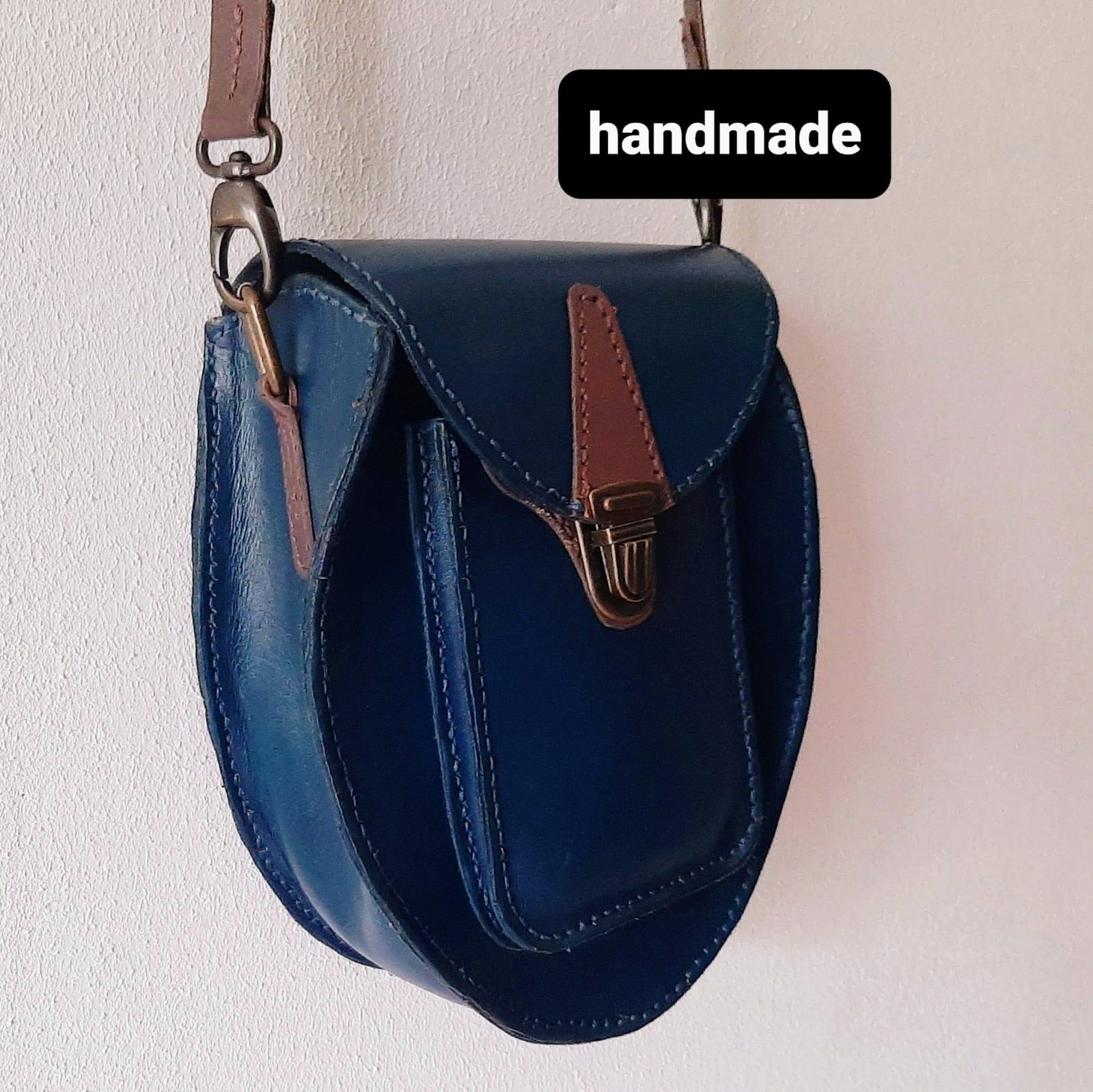 Vintagelook schoudertasje,rugtasje. Handgemaakt van plataardige gelooid leer