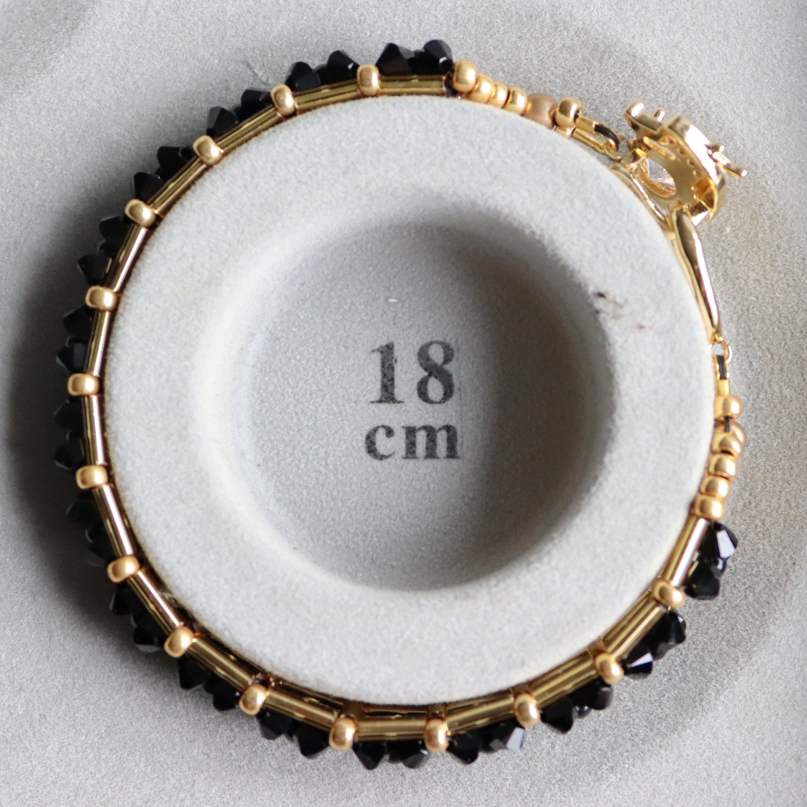 Gouden schaduw & Maanlicht, statement armband met glas kristallen