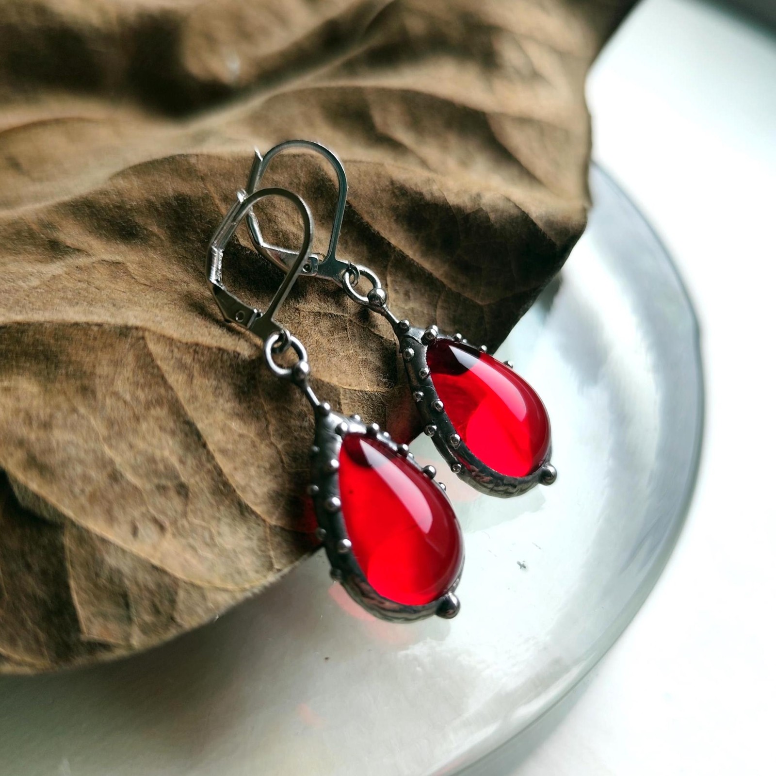 Handgemaakte druppeloorbellen met rood glas en zilverkleurig koper - 141577 Handgemaakte druppeloorbellen met rood glas en zilverkleurig koper
