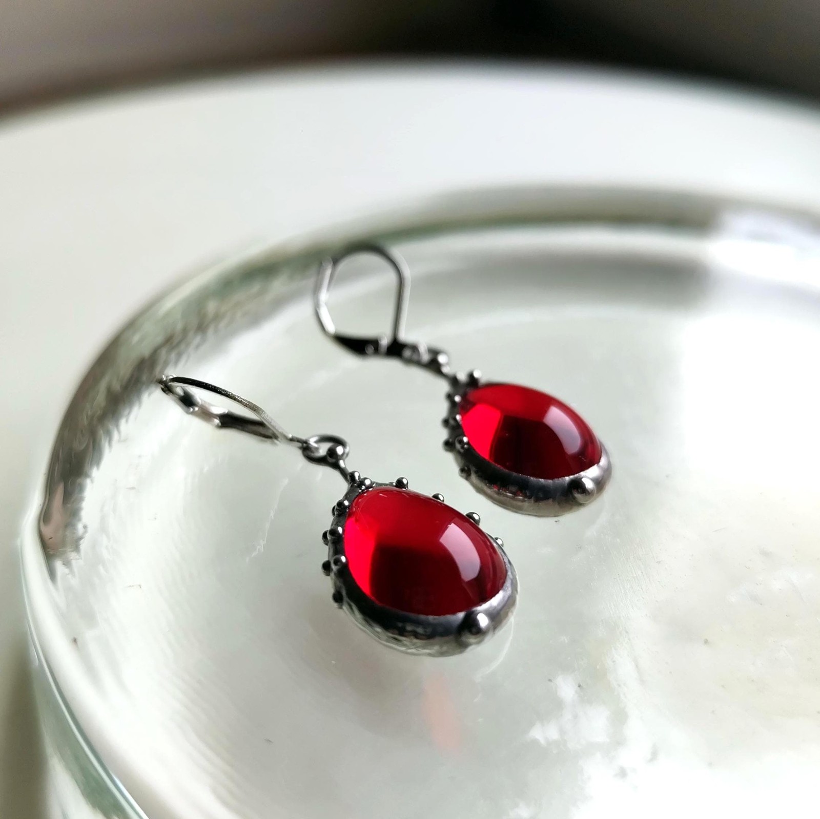 Handgemaakte druppeloorbellen met rood glas en zilverkleurig koper - 141578 Handgemaakte druppeloorbellen met rood glas en zilverkleurig koper