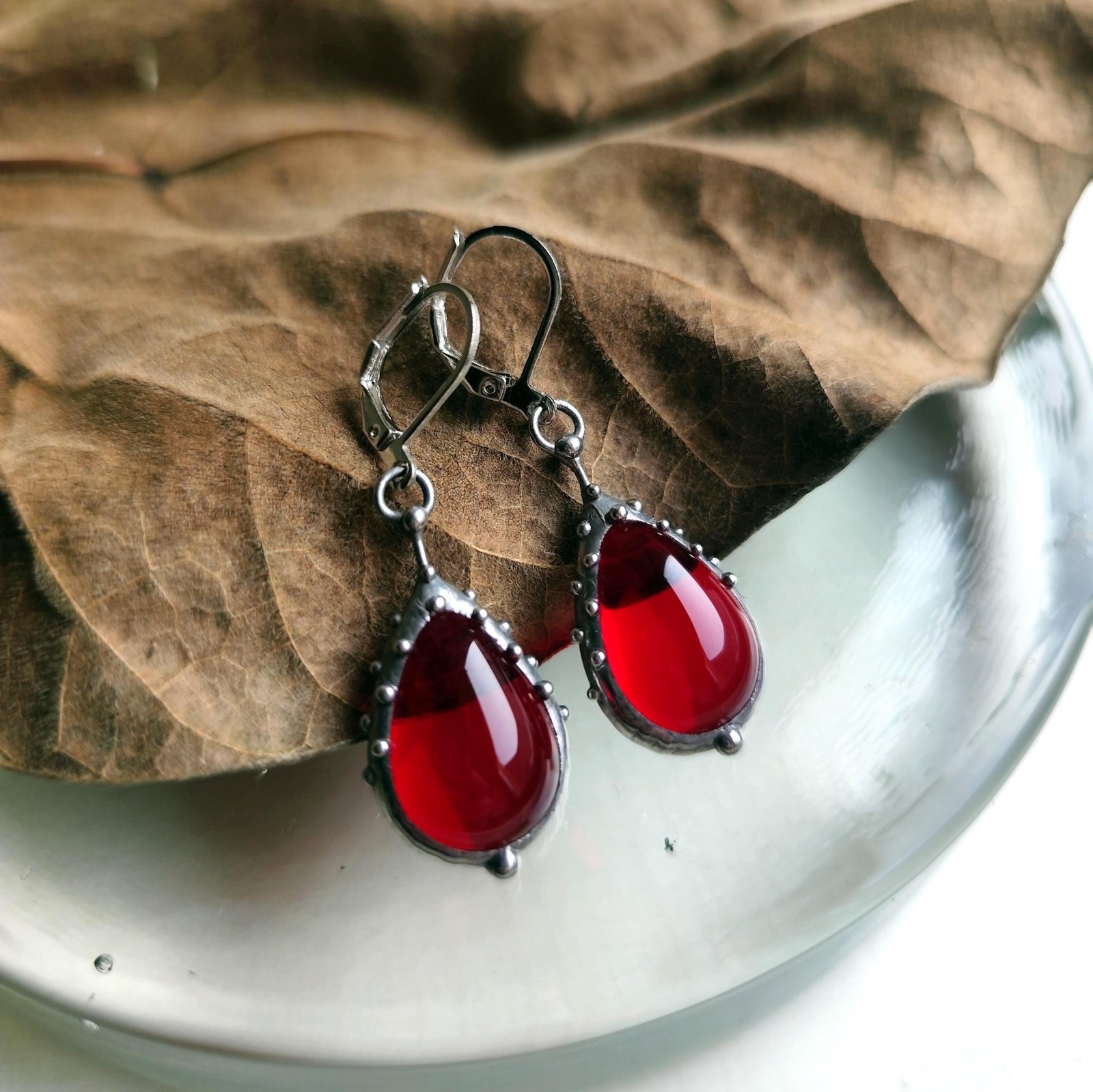 Handgemaakte druppeloorbellen met rood glas en zilverkleurig koper - 141579 Handgemaakte druppeloorbellen met rood glas en zilverkleurig koper