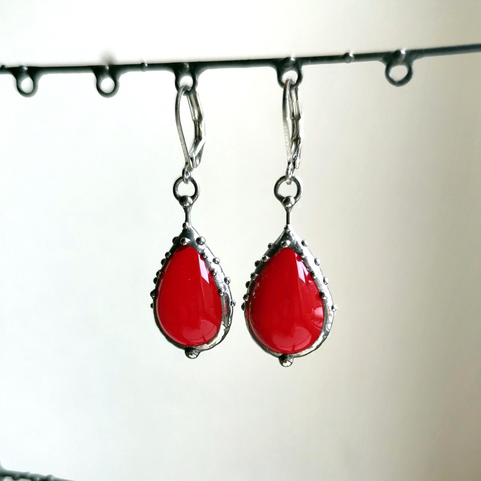 Handgemaakte druppeloorbellen met rood glas en zilverkleurig koper - 141581 Handgemaakte druppeloorbellen met rood glas en zilverkleurig koper