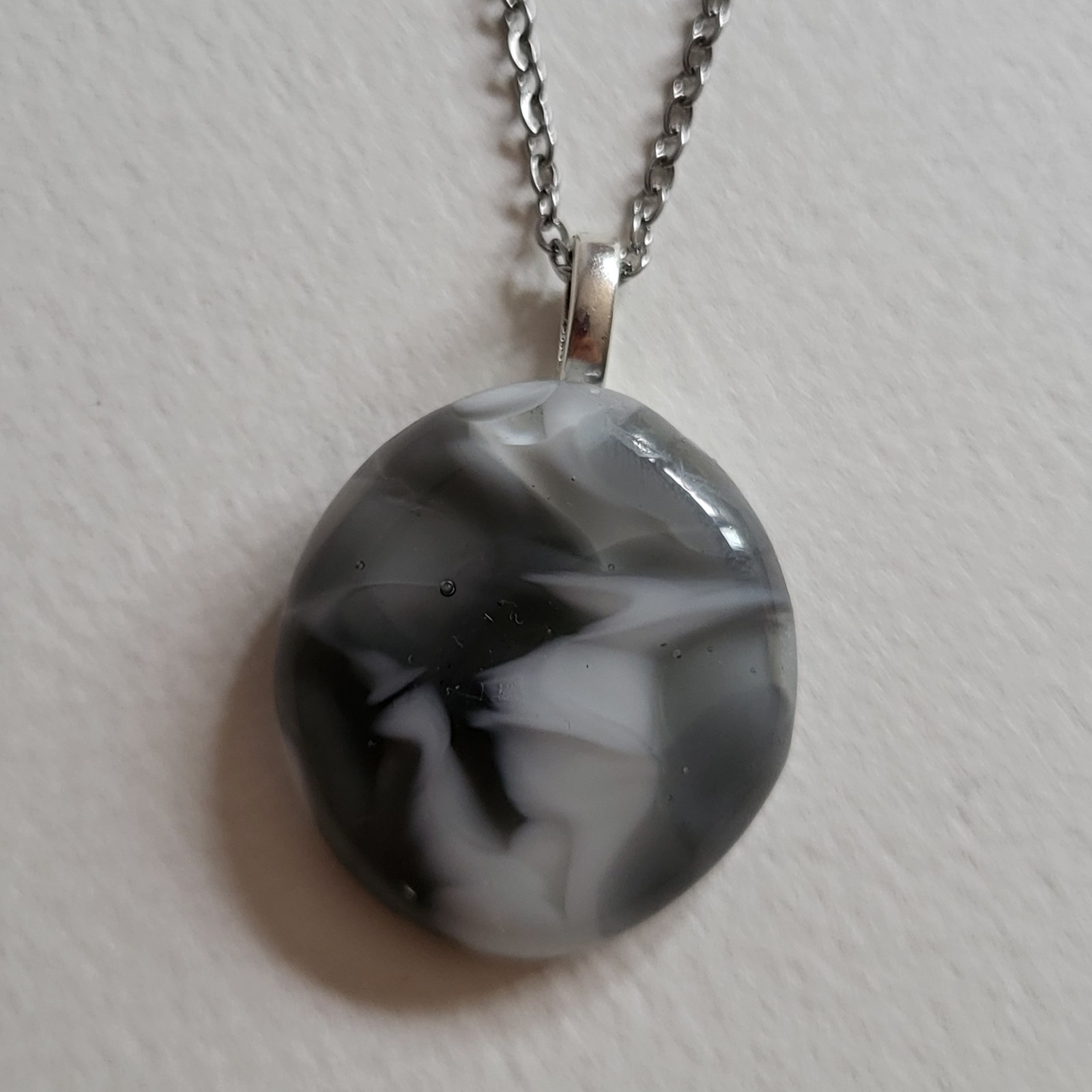 RVS ketting met uniek "Grijze Dans" glas hanger - 145946 RVS ketting met uniek "Grijze Dans" glas hanger