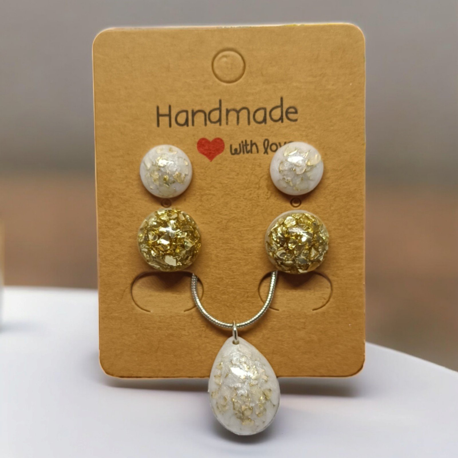 Glanzende Witte Oorbellen en Goudkleurige Ketting Set - 44621.jpeg Glanzende Oorbellen/kettingset met gebroken glas