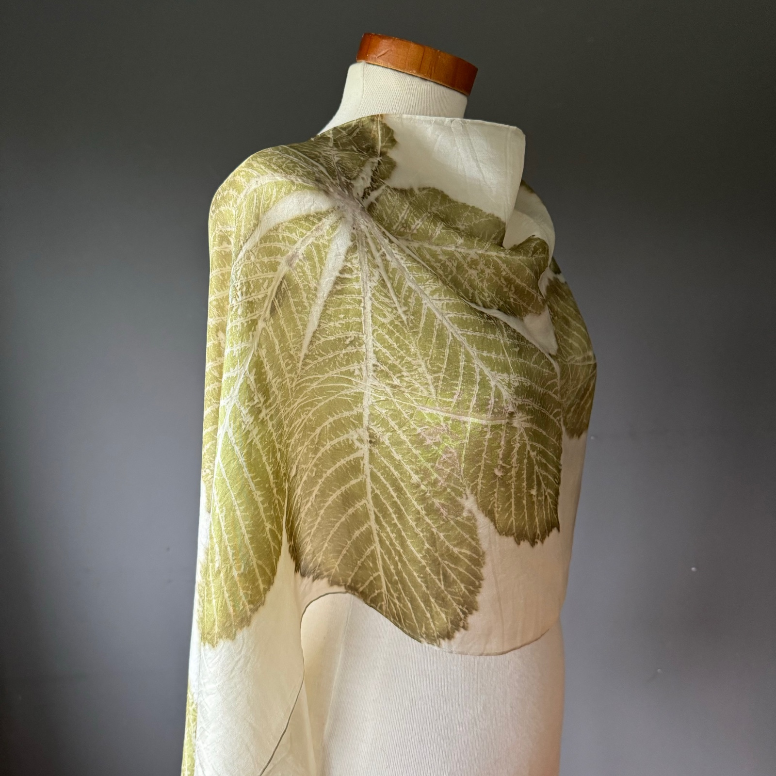 Zijden sjaal (100%) met ecoprint - 44097.jpeg Zijden sjaal Unconditional Love – kracht geworteld in liefde