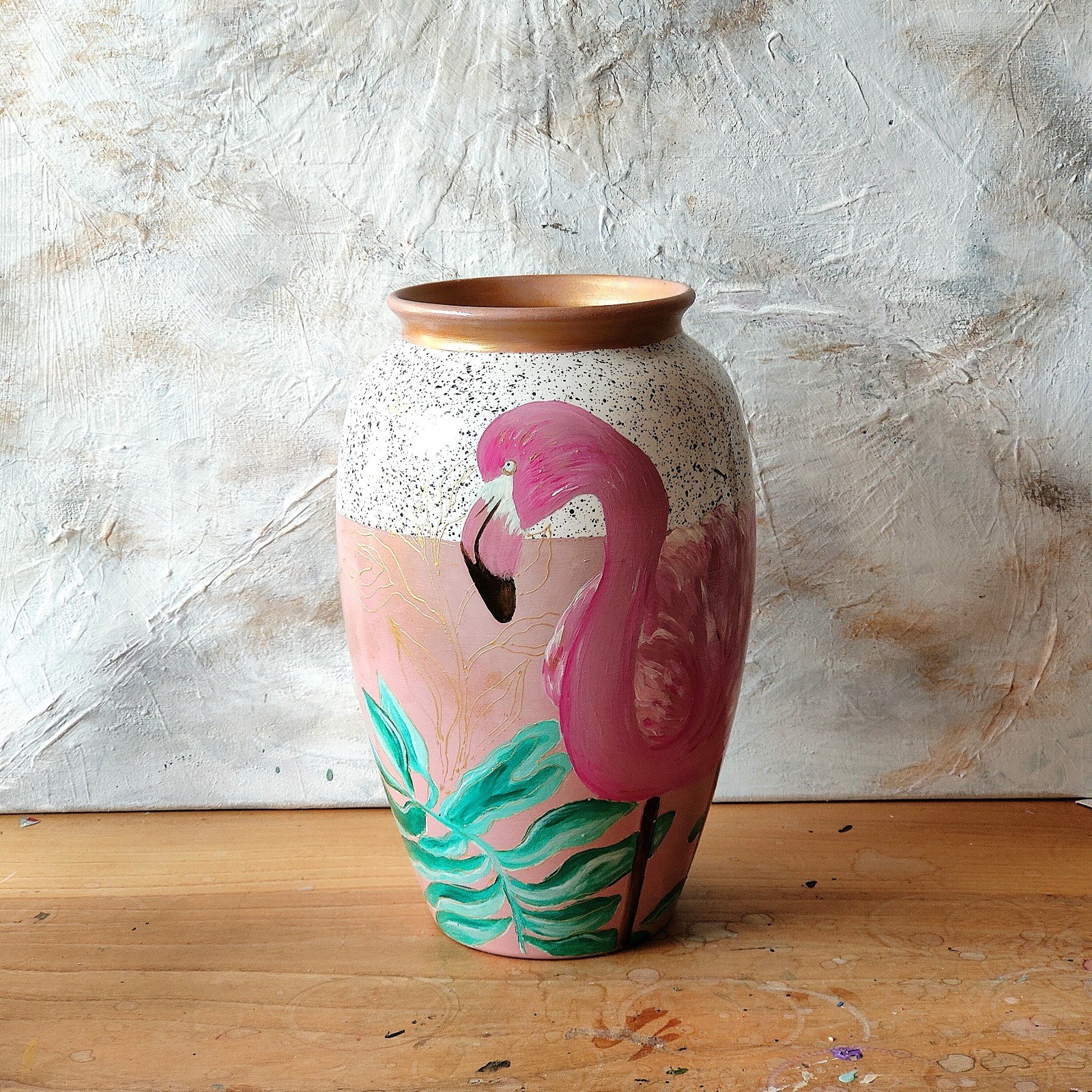 Handbeschilderde stenen vaas met roze flamingo en goud accenten - 49218.jpeg Vrolijke stenen vaas met een speelse roze flamingo en een vleugje goud