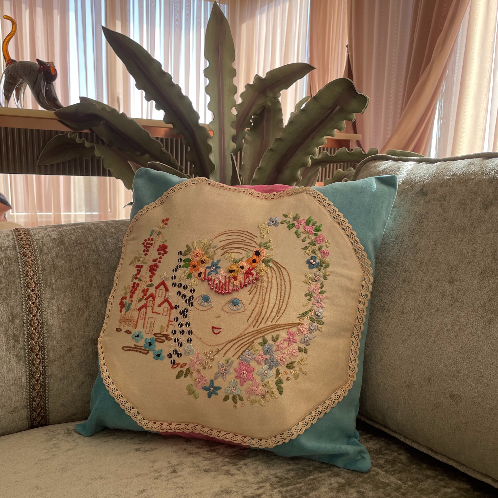 Geborduurd blauw velvet kussenhoes met borduursel - 53242.jpeg Blauw velvet kussenhoes met borduursel