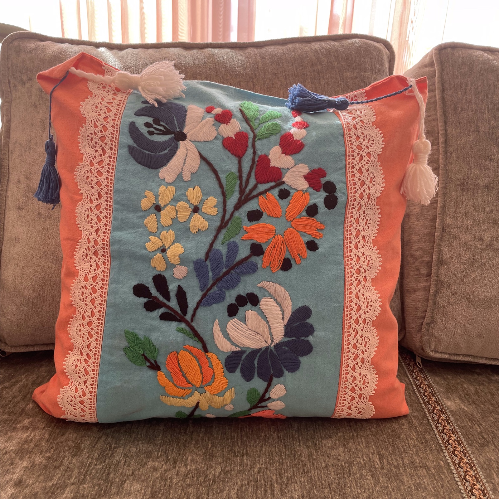 Geborduurd terra kleur katoen kussenhoes met borduursels - 53253.jpeg Katoen kussenhoes met borduursels