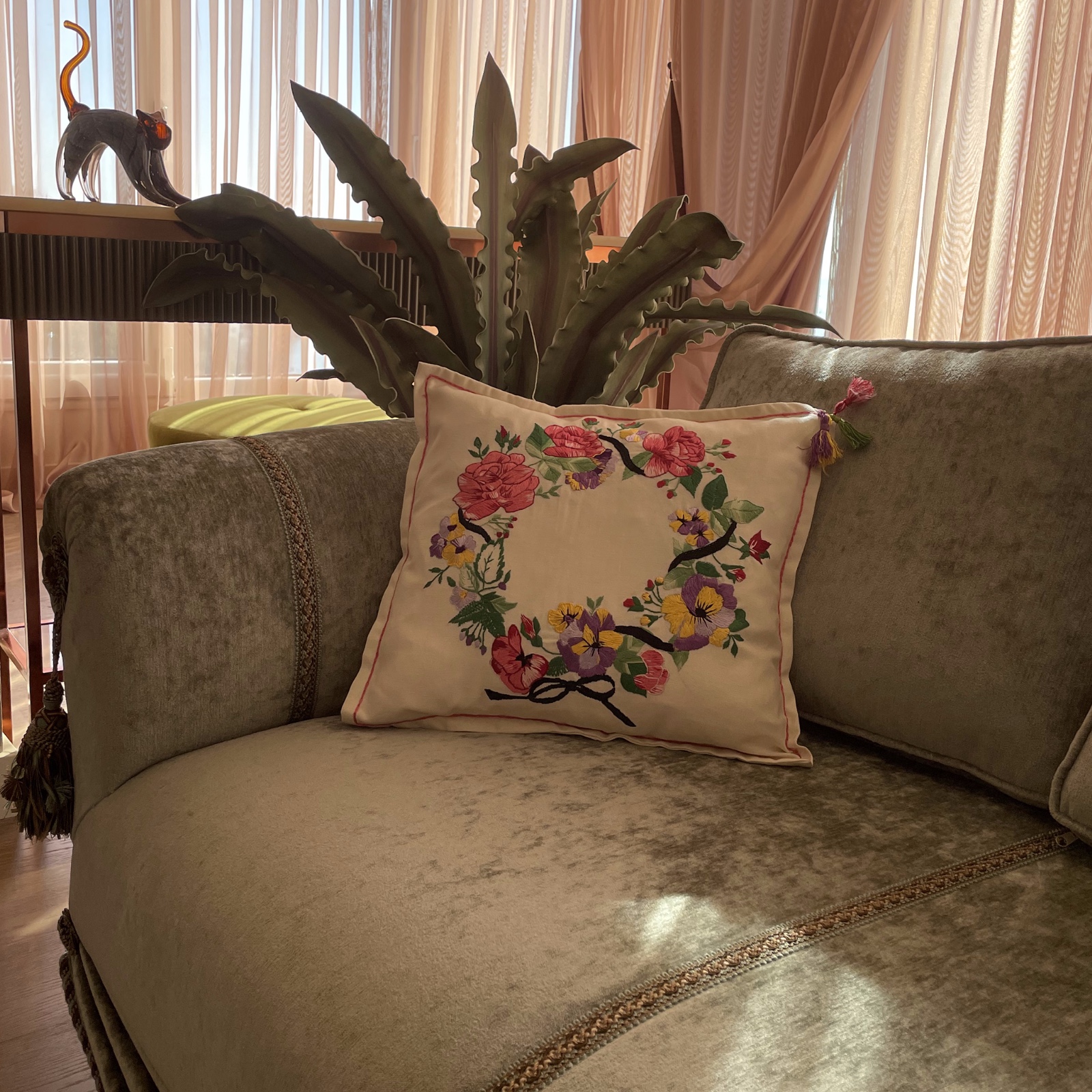 Geborduurd vierkant wit linnen kussenhoes met borduursels. - 53265.jpeg Linnen wit kussenhoes met borduursels.