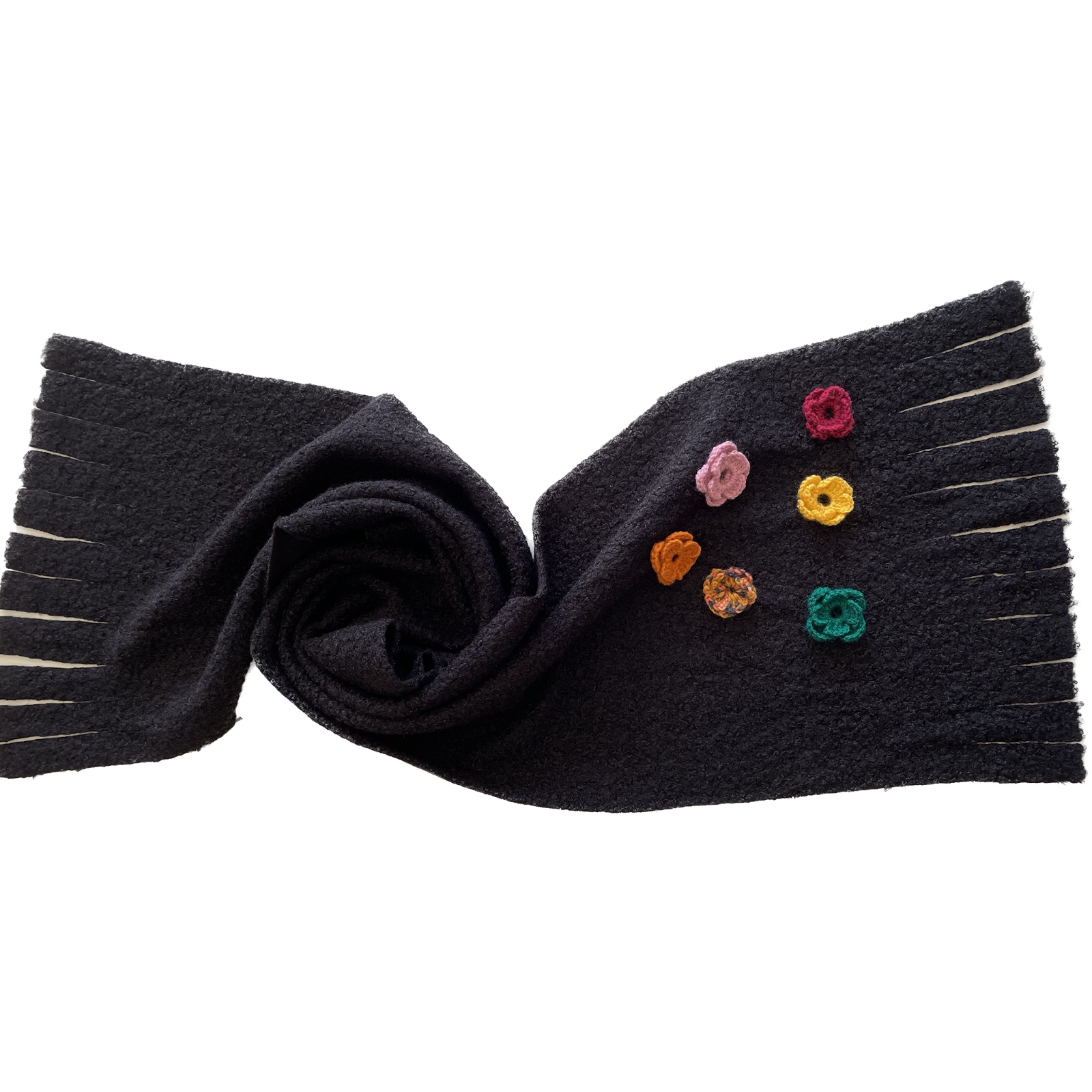 Geweven wol zwarte sjaal upscaled met gehaakte bloementjes