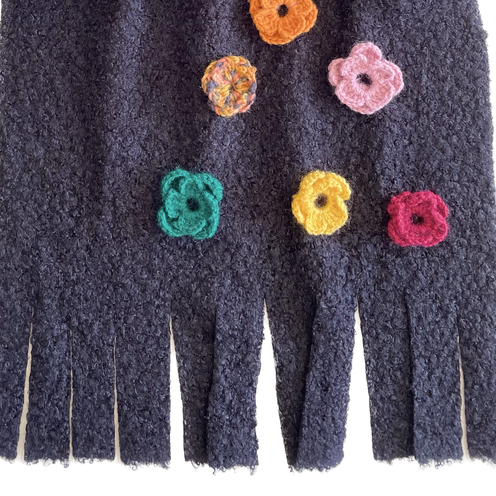 Geweven wol zwarte sjaal upscaled met gehaakte bloementjes