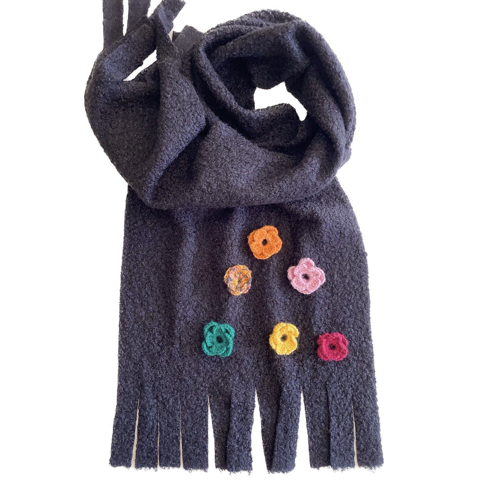 Geweven wol zwarte sjaal upscaled met gehaakte bloementjes