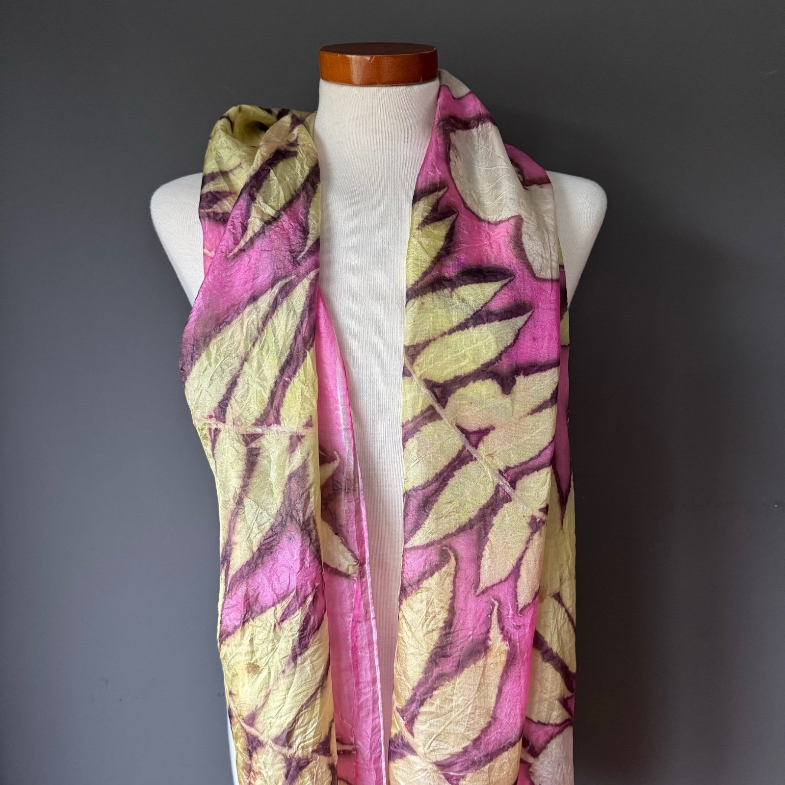 Zijden sjaal met afdruk van echte bladeren; velvet tree - 50688.jpeg Zijden sjaal Red Velvet Makes Me Smile! – vastberaden & krachtig in kleur