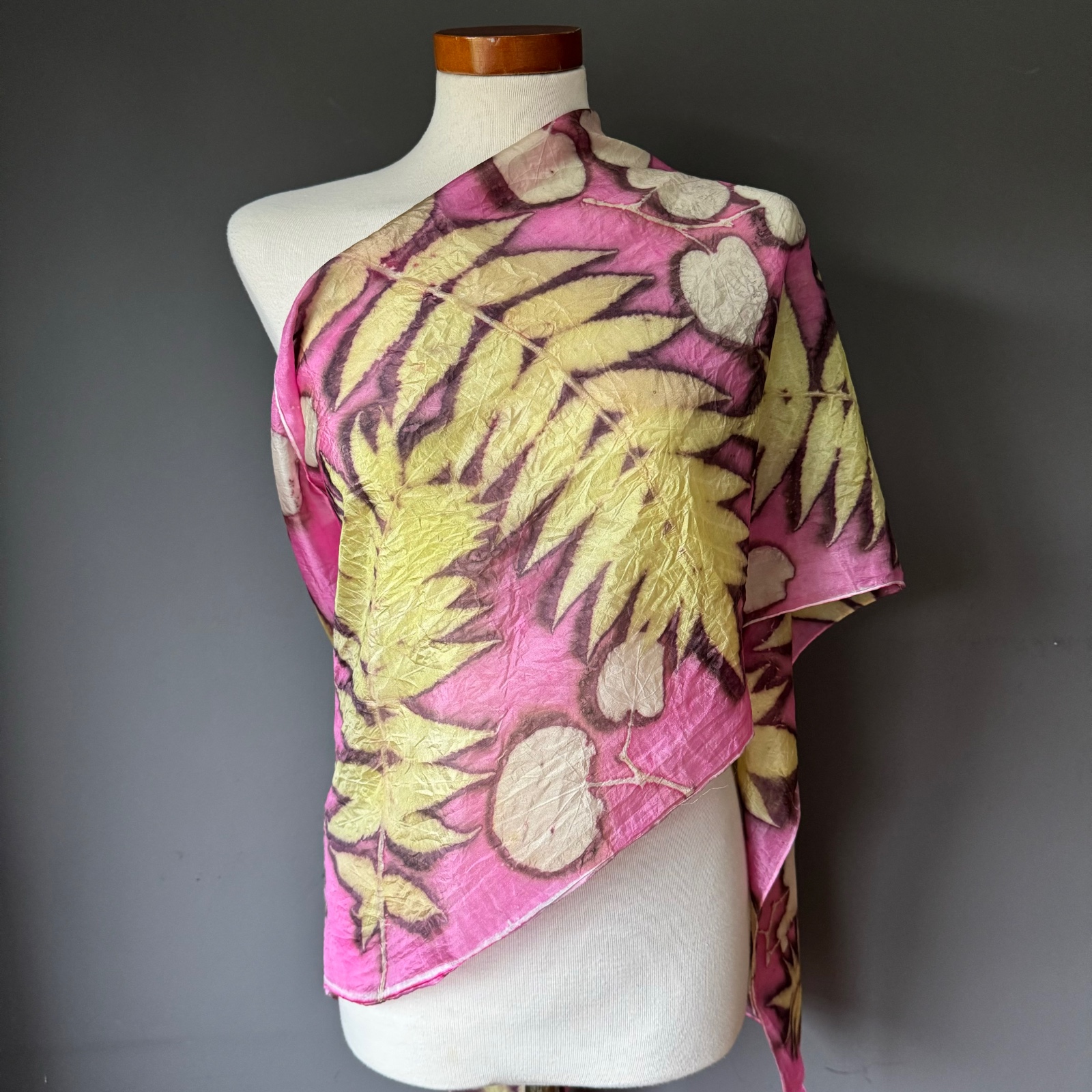 Zijden sjaal met afdruk van echte bladeren; velvet tree - 50689.jpeg Zijden sjaal Red Velvet Makes Me Smile! – vastberaden & krachtig in kleur