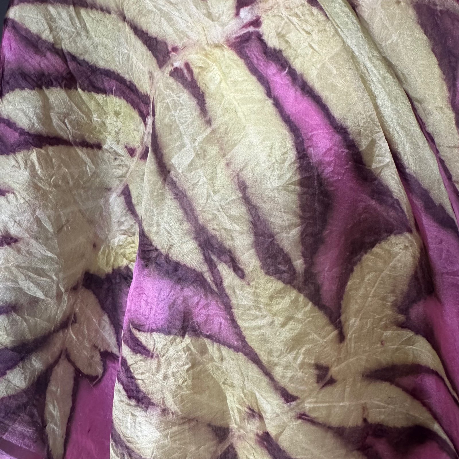 Zijden sjaal met afdruk van echte bladeren; velvet tree - 50690.jpeg Zijden sjaal Red Velvet Makes Me Smile! – vastberaden & krachtig in kleur