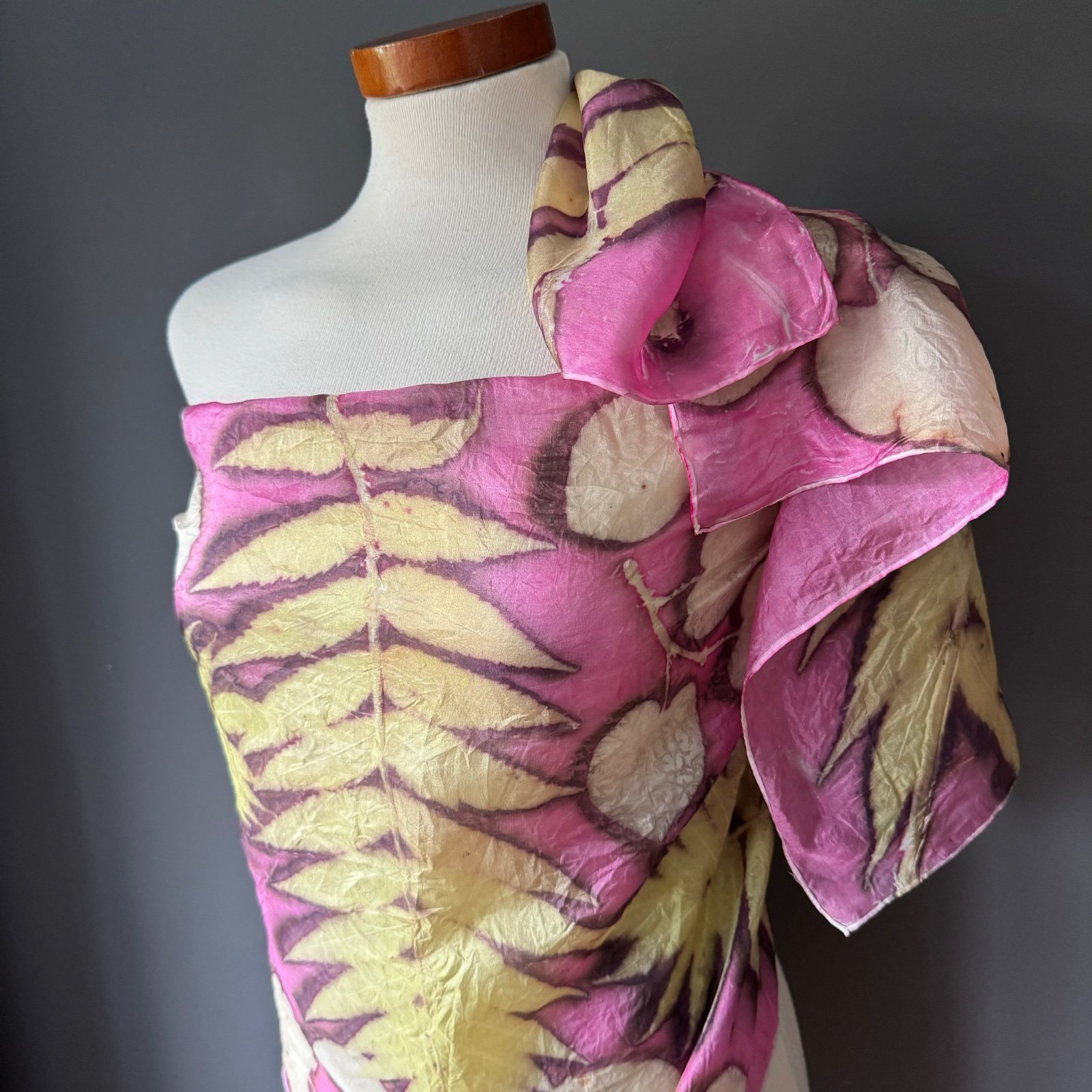 Zijden sjaal met afdruk van echte bladeren; velvet tree - 50692.jpeg Zijden sjaal Red Velvet Makes Me Smile! – vastberaden & krachtig in kleur