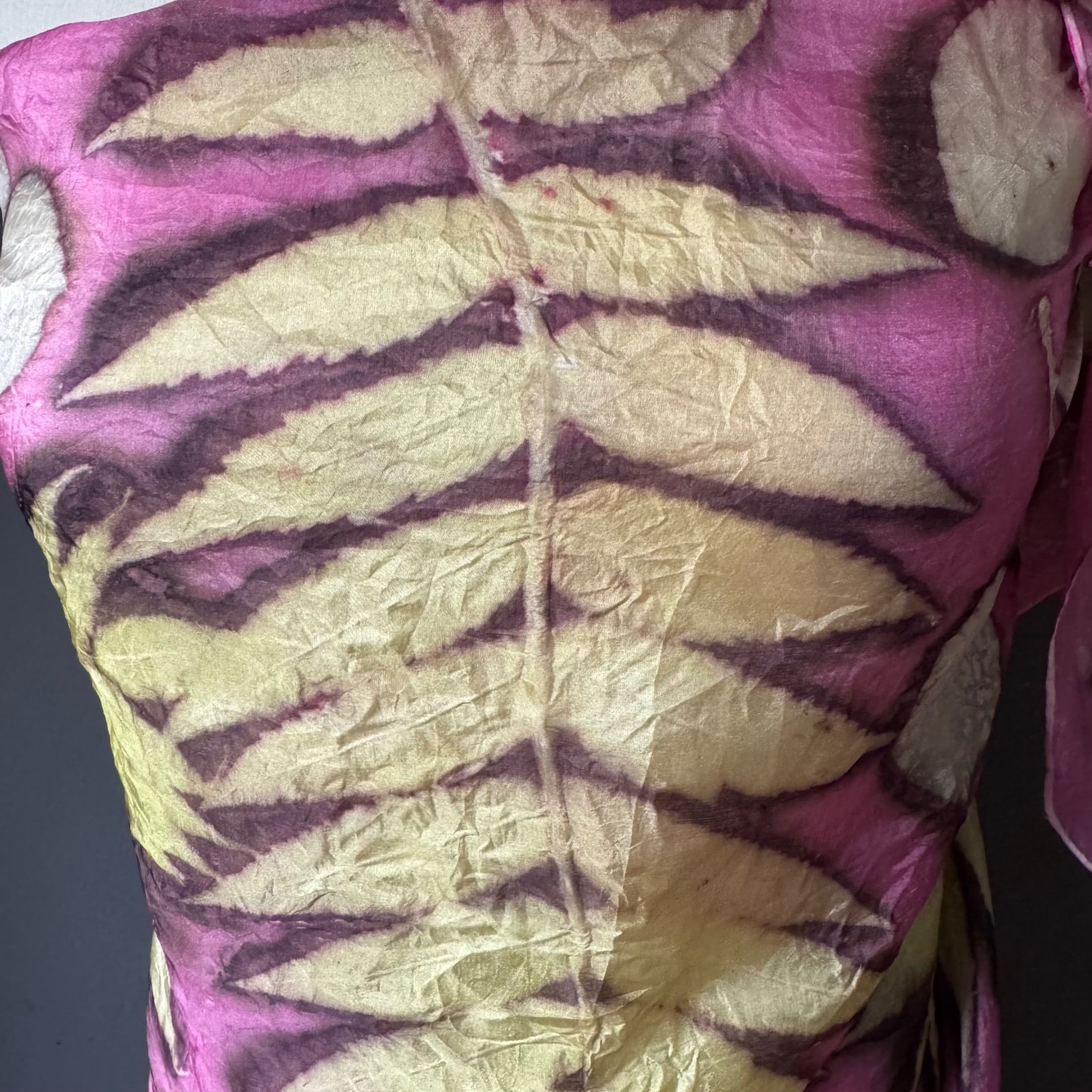 Zijden sjaal met afdruk van echte bladeren; velvet tree - 50693.jpeg Zijden sjaal Red Velvet Makes Me Smile! – vastberaden & krachtig in kleur