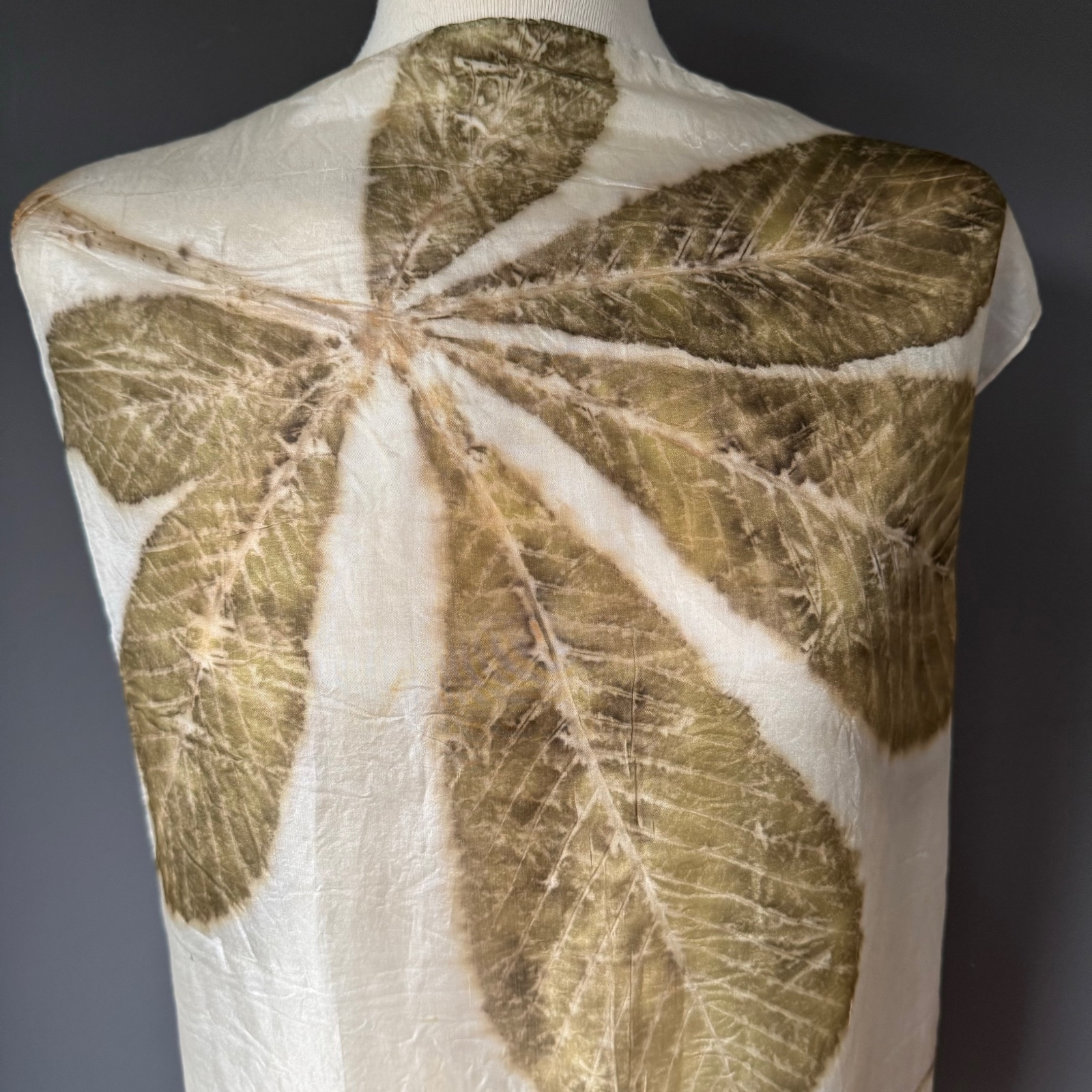 Zijden sjaal Under the Chestnut Tree – kracht uit een oude reus