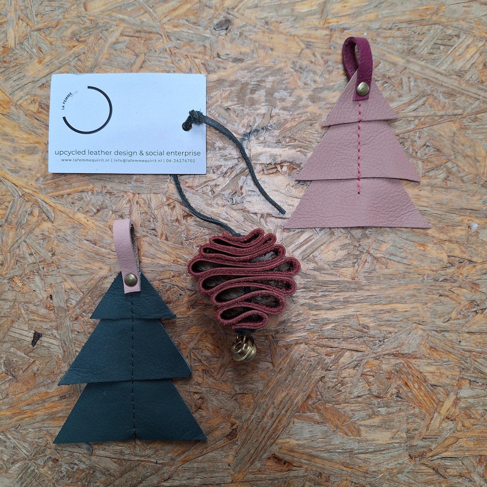 Bell Christmas Ornament - 55008.jpeg Bell Kerst Ornament van leer