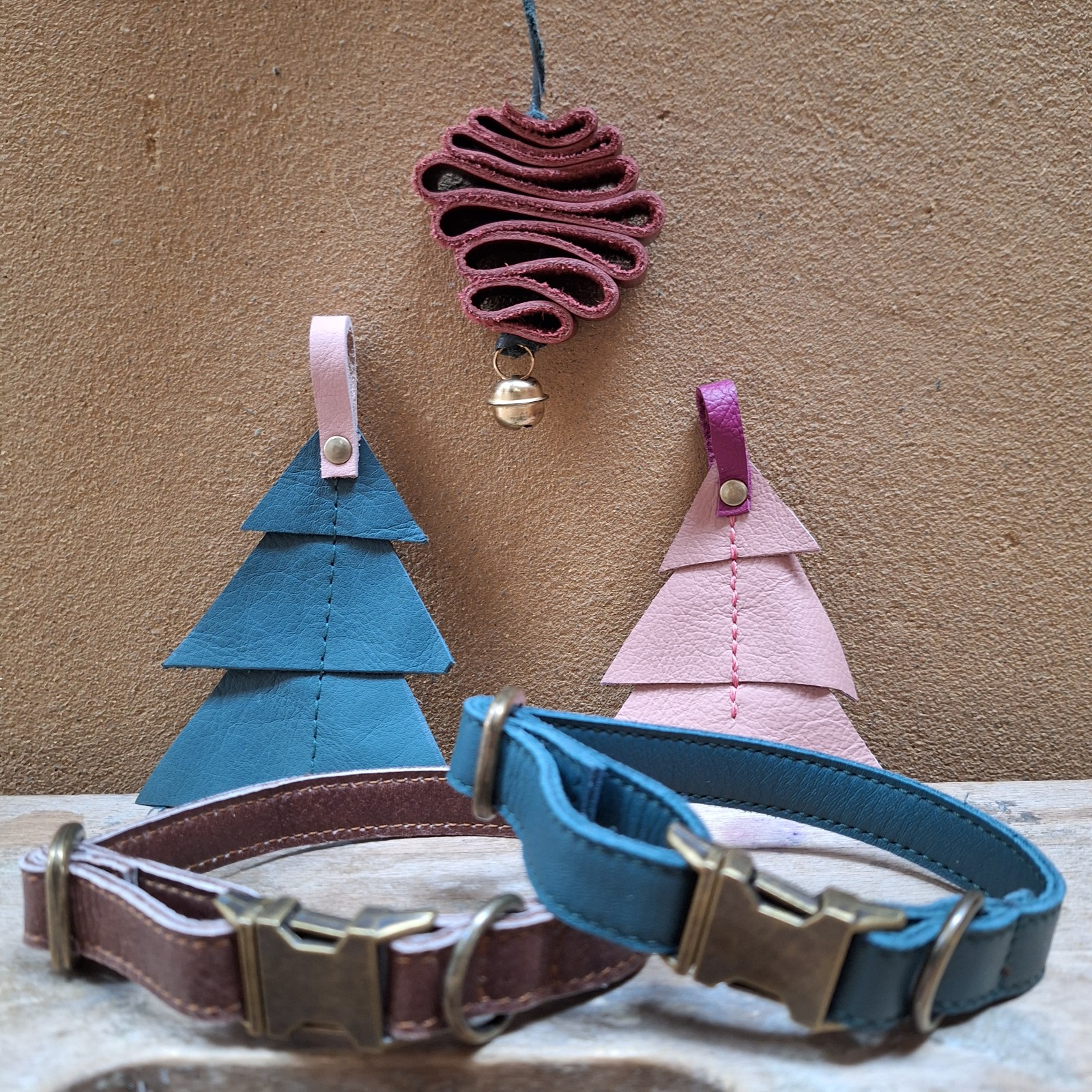 Bell Christmas Ornament - 55009.jpeg Bell Kerst Ornament van leer