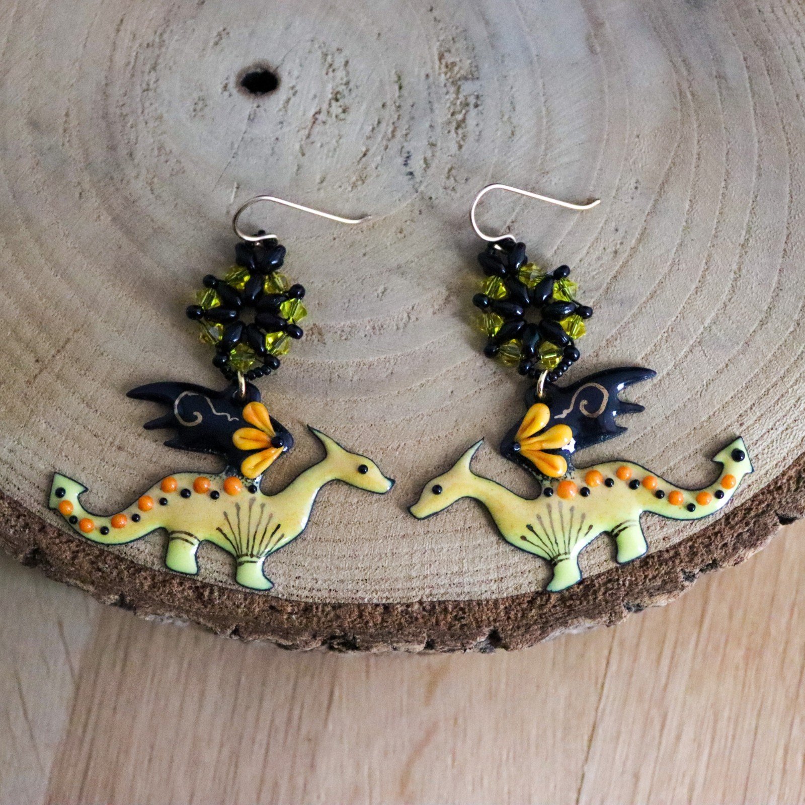 Handgemaakte exclusieve designer oorbellen, geel emaille draak, unieke oorbellen met goud vermeil | EssiesJewels - 55352.jpeg Gele draken oorbellen met emaille en goud vermeil.