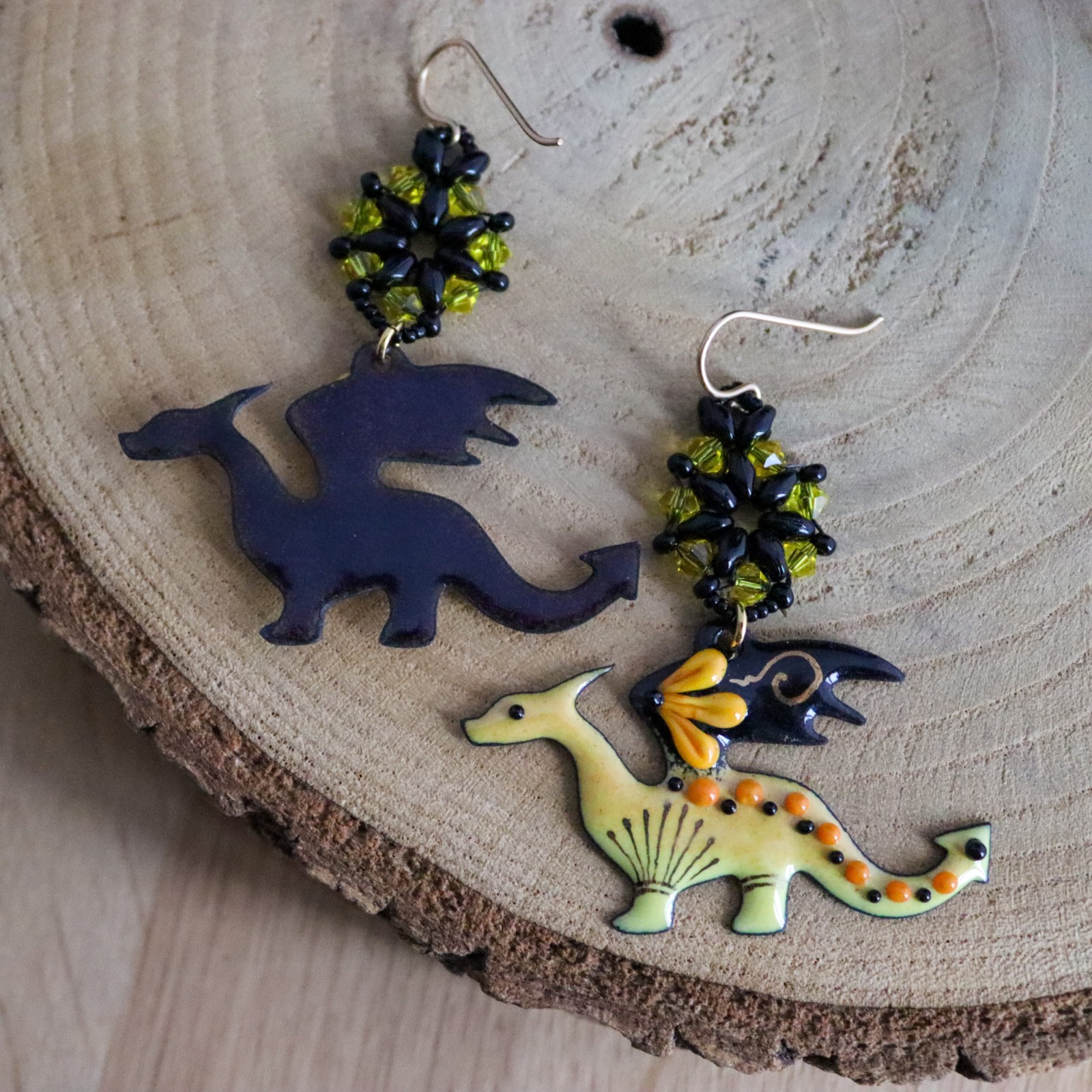 Handgemaakte exclusieve designer oorbellen, geel emaille draak, unieke oorbellen met goud vermeil | EssiesJewels - 55357.jpeg Gele draken oorbellen met emaille en goud vermeil.