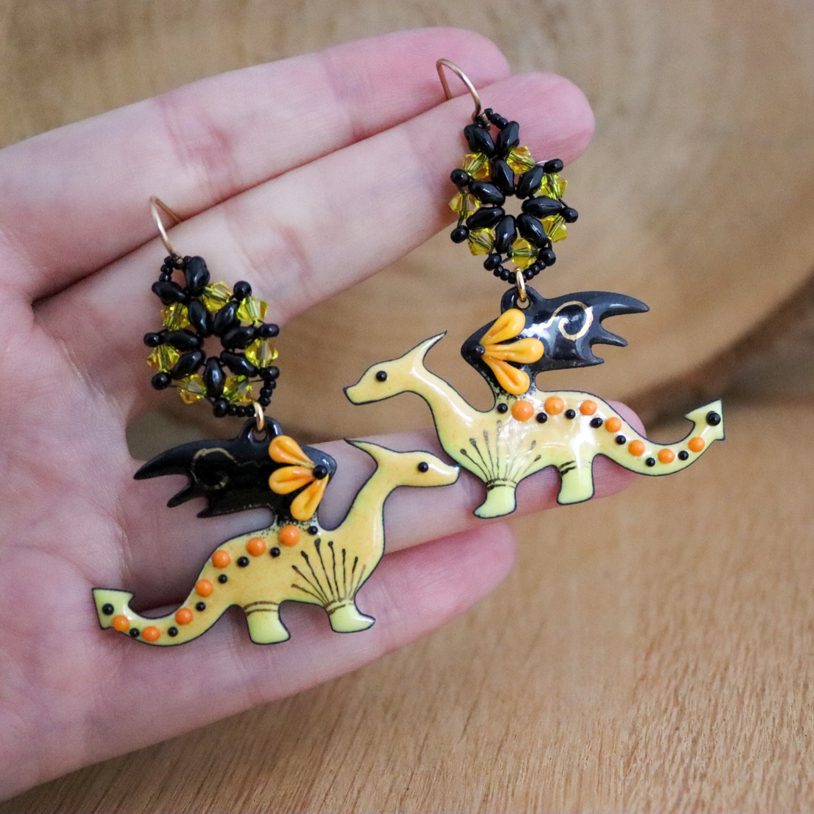 Handgemaakte exclusieve designer oorbellen, geel emaille draak, unieke oorbellen met goud vermeil | EssiesJewels - 55358.jpeg Gele draken oorbellen met emaille en goud vermeil.