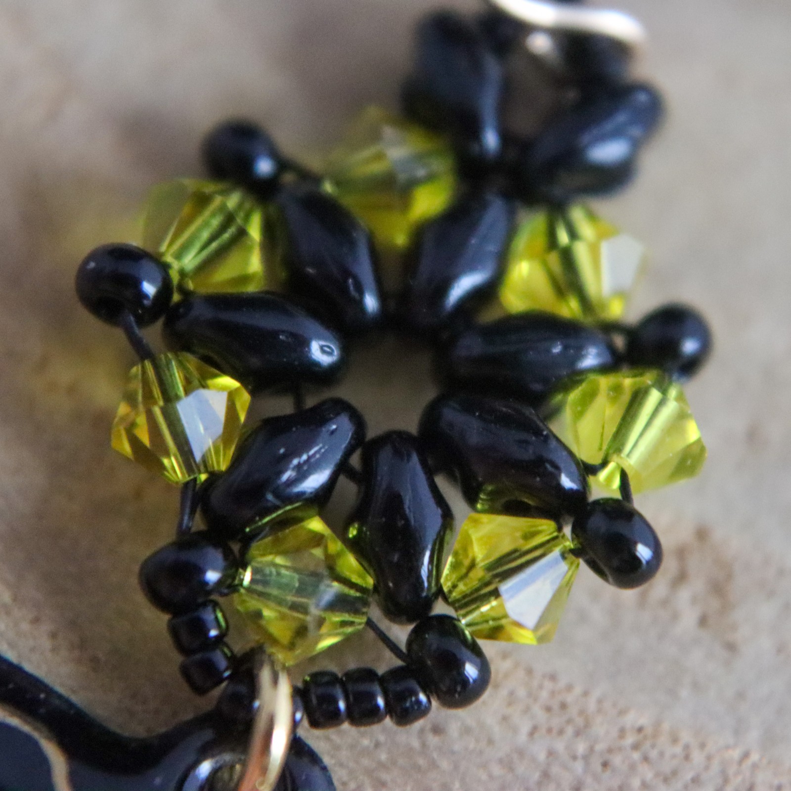 Handgemaakte exclusieve designer oorbellen, geel emaille draak, unieke oorbellen met goud vermeil | EssiesJewels - 55359.jpeg Gele draken oorbellen met emaille en goud vermeil.