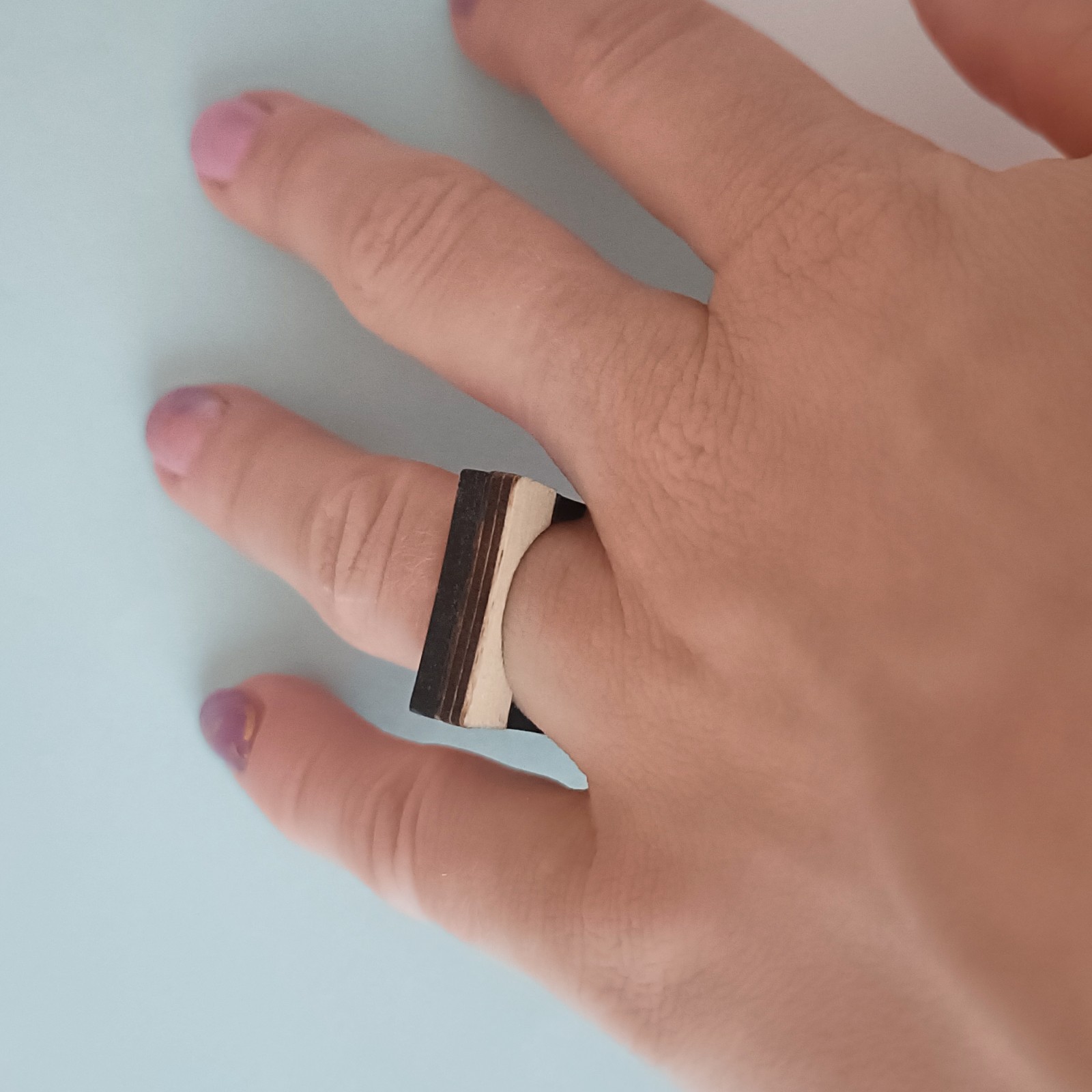 Zwarte vierkante ring met hout - 56218.jpeg Zwarte vierkante ring met hout