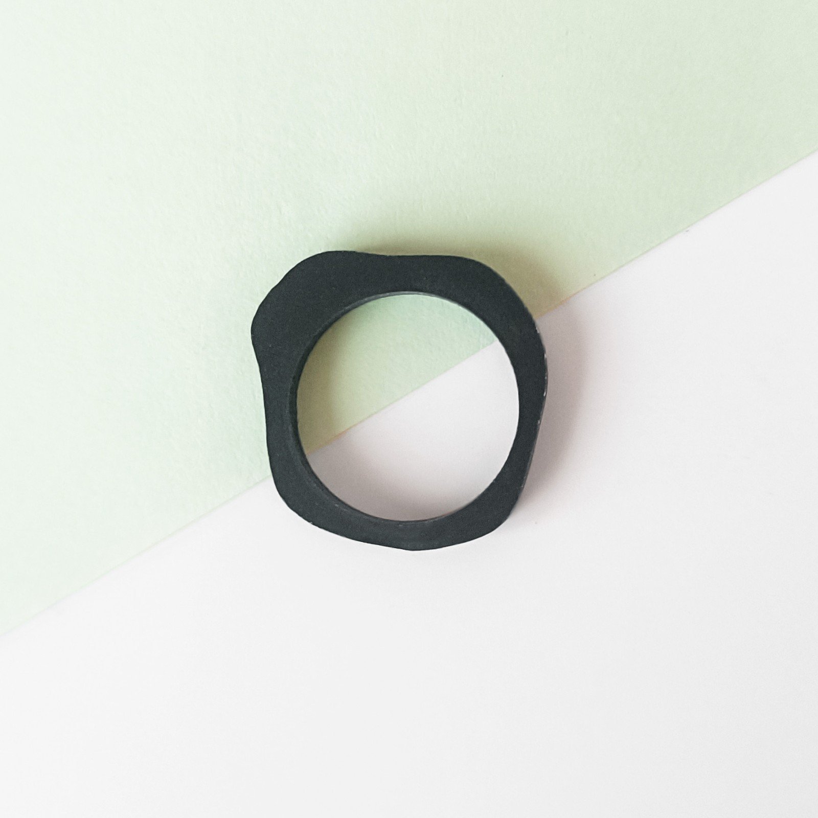 Golvende houten of zwarte stack ring - type 1 - 58935.jpeg Golvende houten of zwarte stack ring - type 1