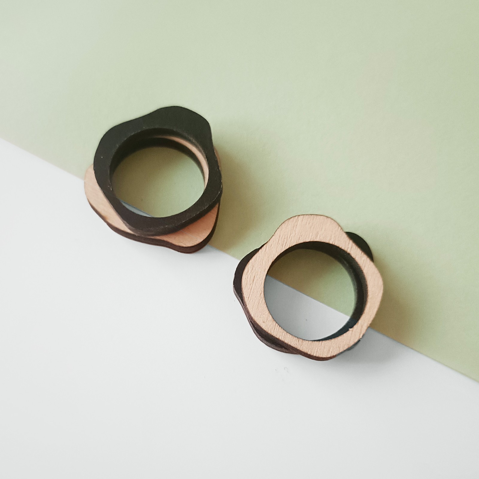 Golvende houten of zwarte stack ring - type 1 - 58939.jpeg Golvende houten of zwarte stack ring - type 1