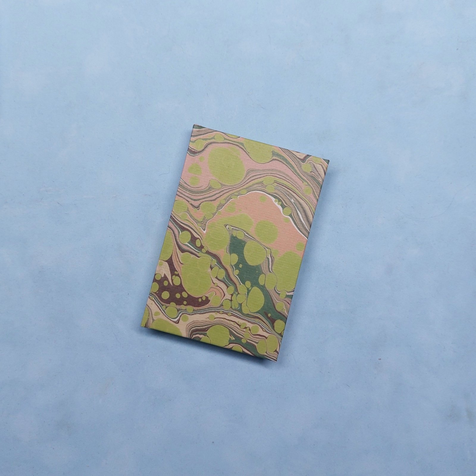 Klein blanco notitieboekje met Amsterdams Marmer, “Lente” (appelgroen)