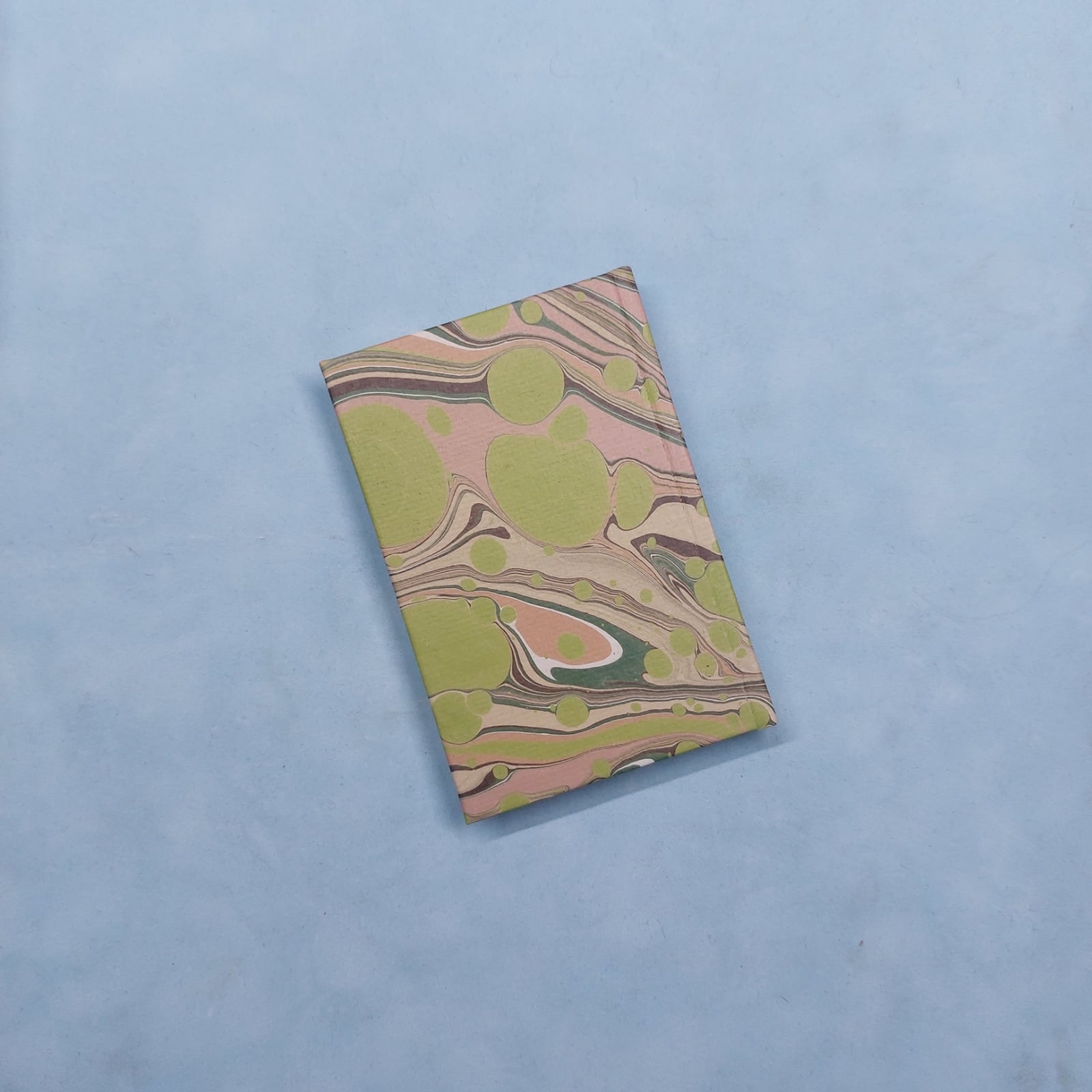 Klein blanco notitieboekje met Amsterdams Marmer, “Lente” (appelgroen)