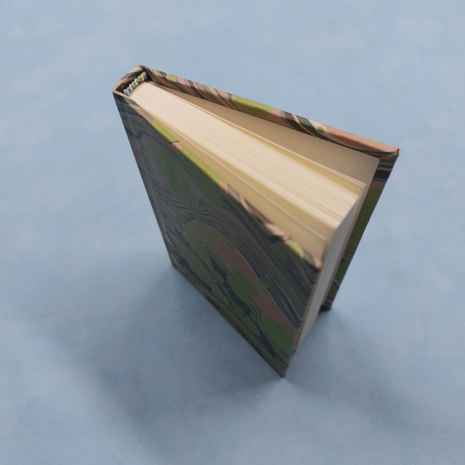 Klein blanco notitieboekje met Amsterdams Marmer, “Lente” (appelgroen)