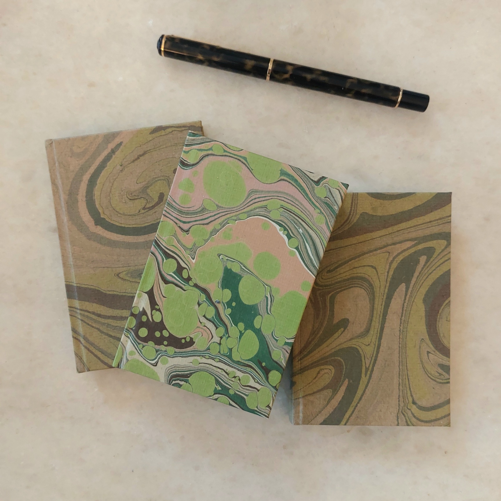 Klein blanco notitieboekje met Amsterdams Marmer, “Lente” (appelgroen)