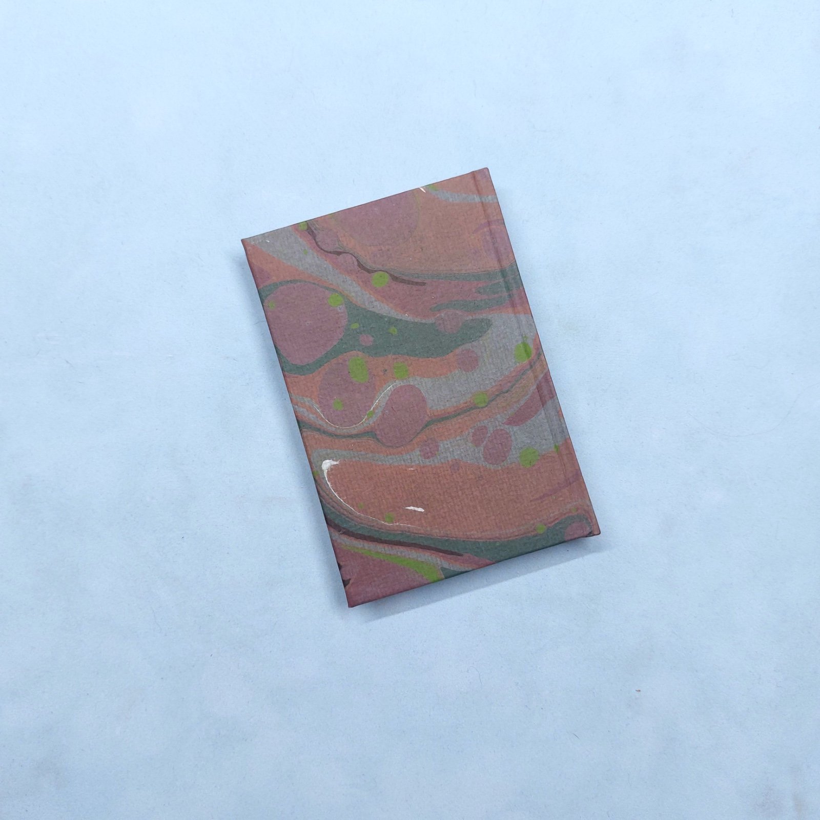 Klein blanco notitieboekje met Amsterdams Marmer, “Zomer" (paars) - 62022.jpeg Klein blanco notitieboekje met Amsterdams Marmer, “Zomer" (paars)