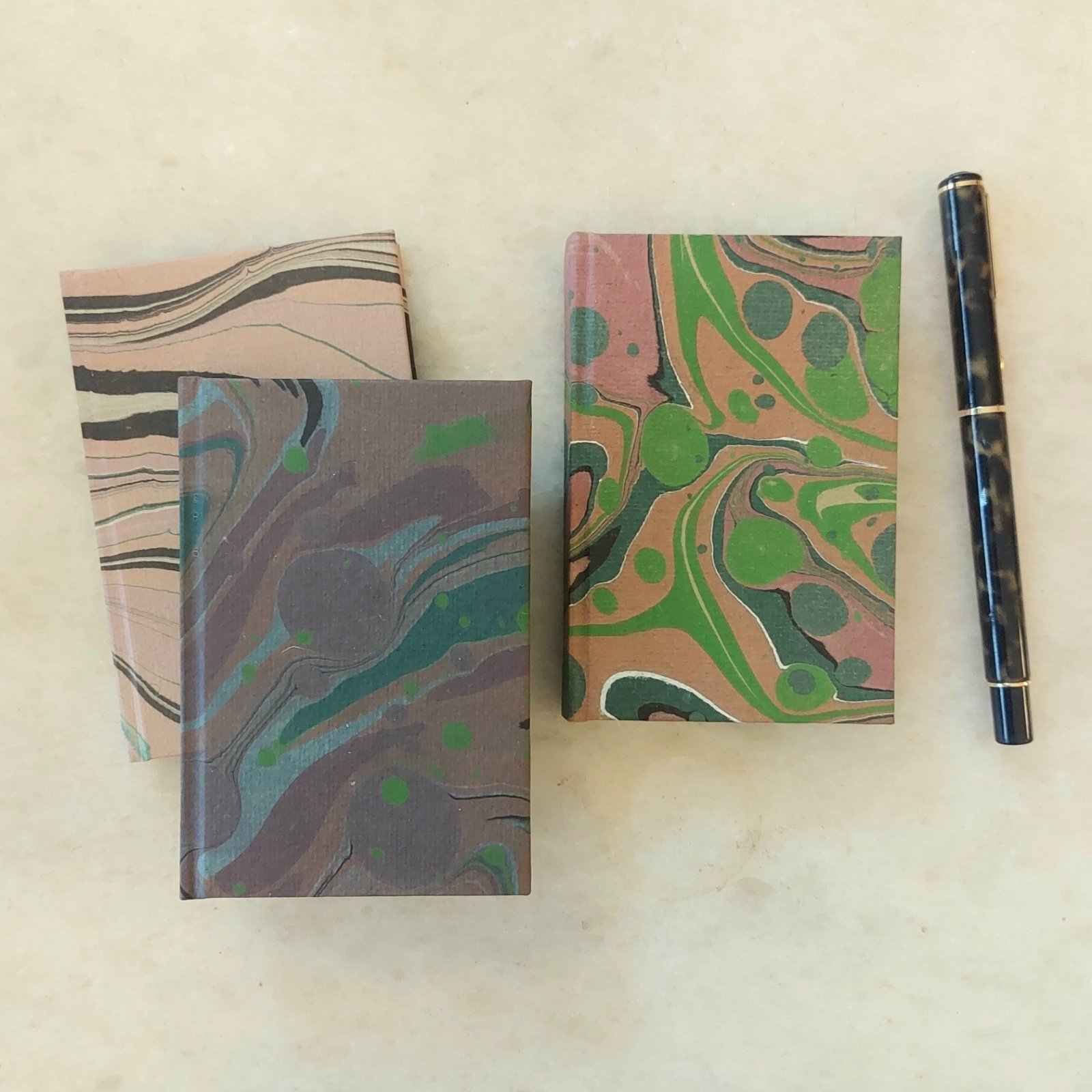 Klein blanco notitieboekje met Amsterdams Marmer, “Zomer" (paars) - 62137.jpeg Klein blanco notitieboekje met Amsterdams Marmer, “Zomer" (paars)