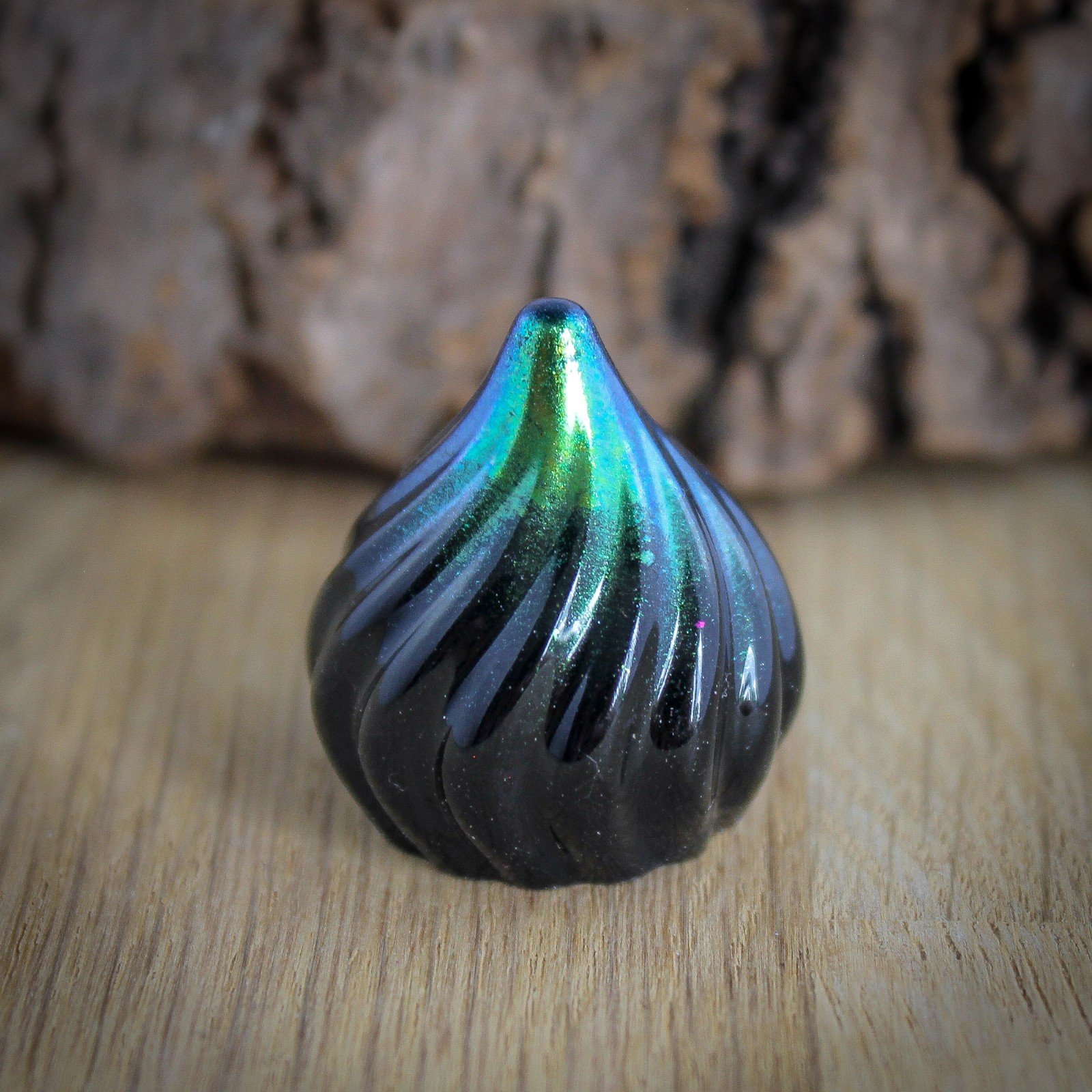 Kleine zwarte ring houder met gekleurde top voor bewaren op nachtkastje of  juwelen fotografie