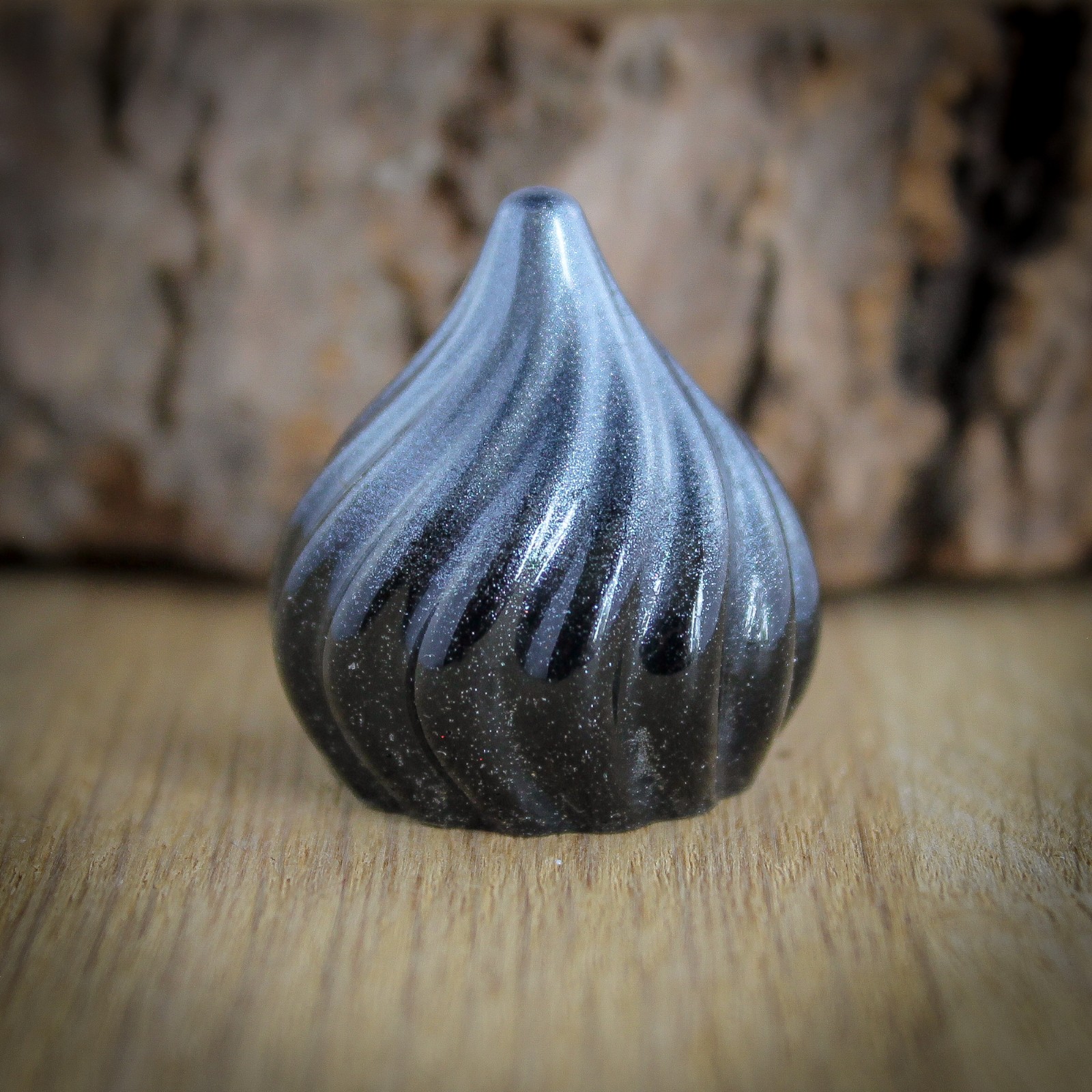 Kleine zwarte ring houder met gekleurde top voor bewaren op nachtkastje of  juwelen fotografie